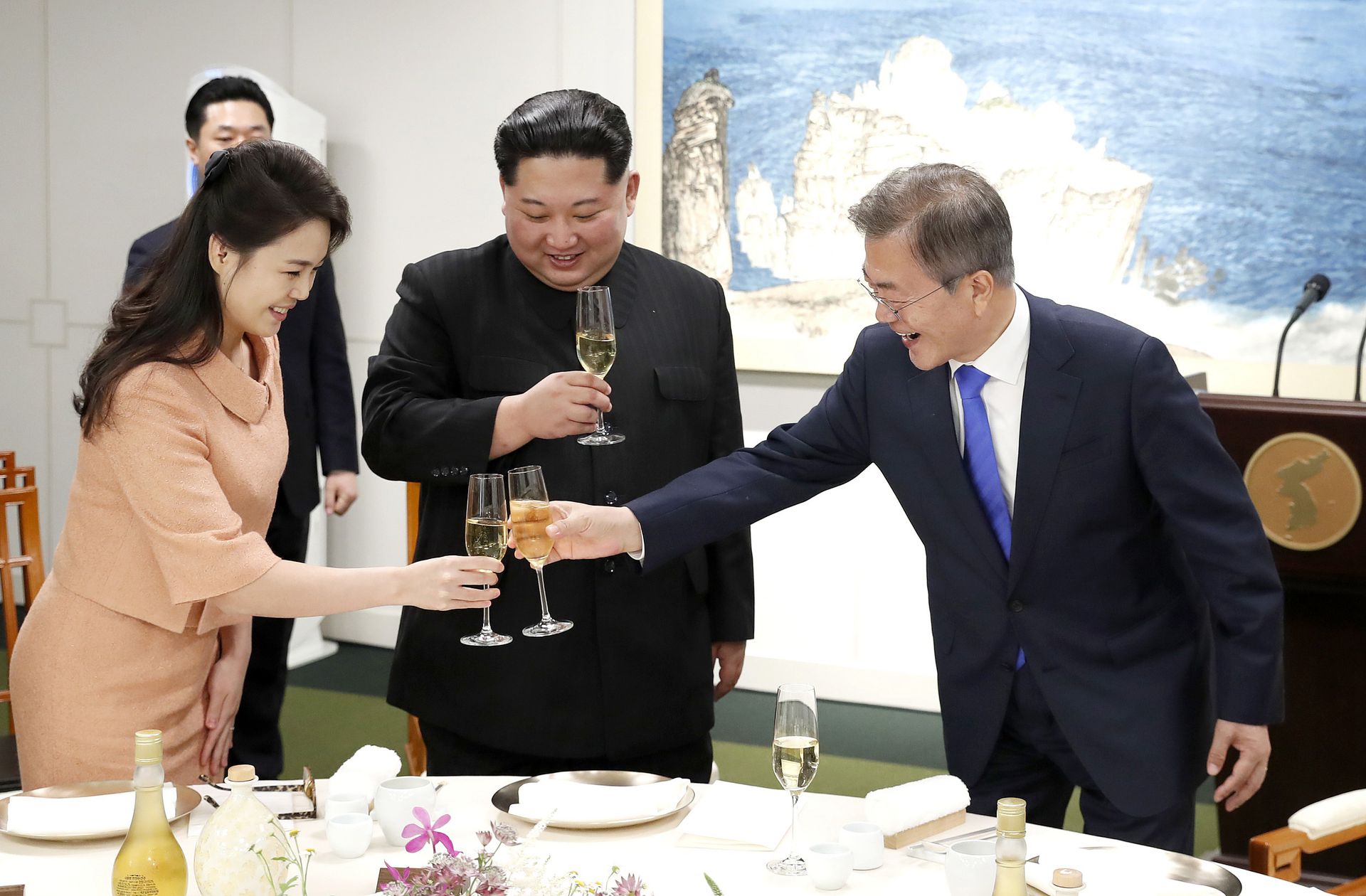 2018年4月27日，金正恩与夫人李雪主参加在板门店韩方一侧“和平之家”举行的晚宴。（Reuters）