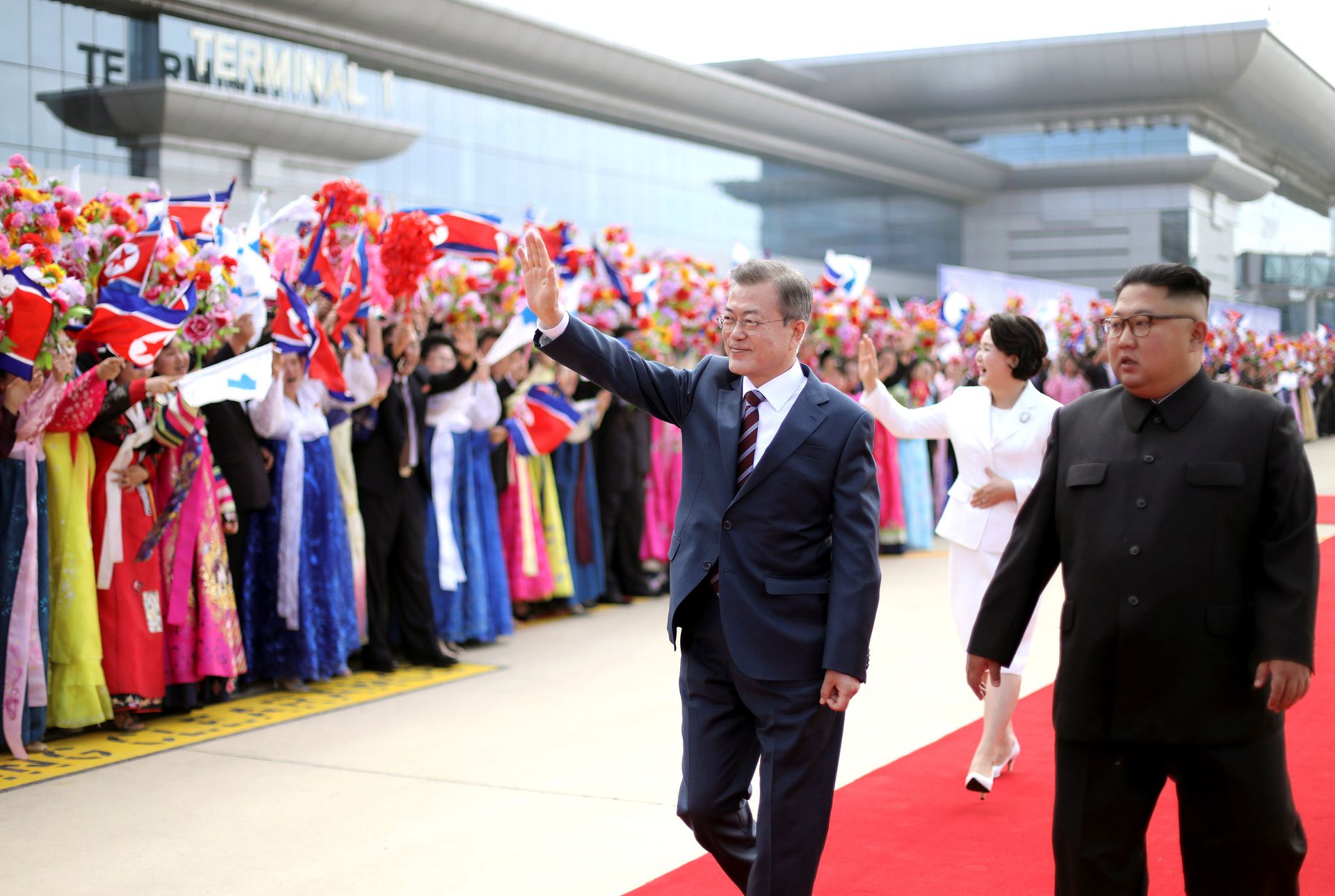 2018年9月18日，文在寅乘坐的专机抵达平壤顺安国际机场，朝鲜民众欢迎。（Reuters）