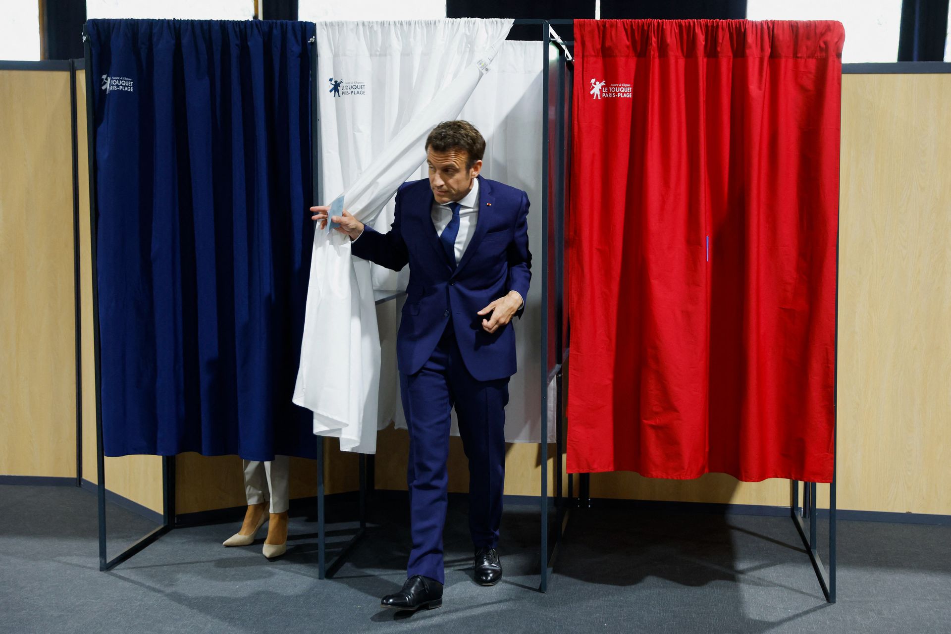 4月24日，在法国北部勒图凯，马克龙走出投票站。（AP）
