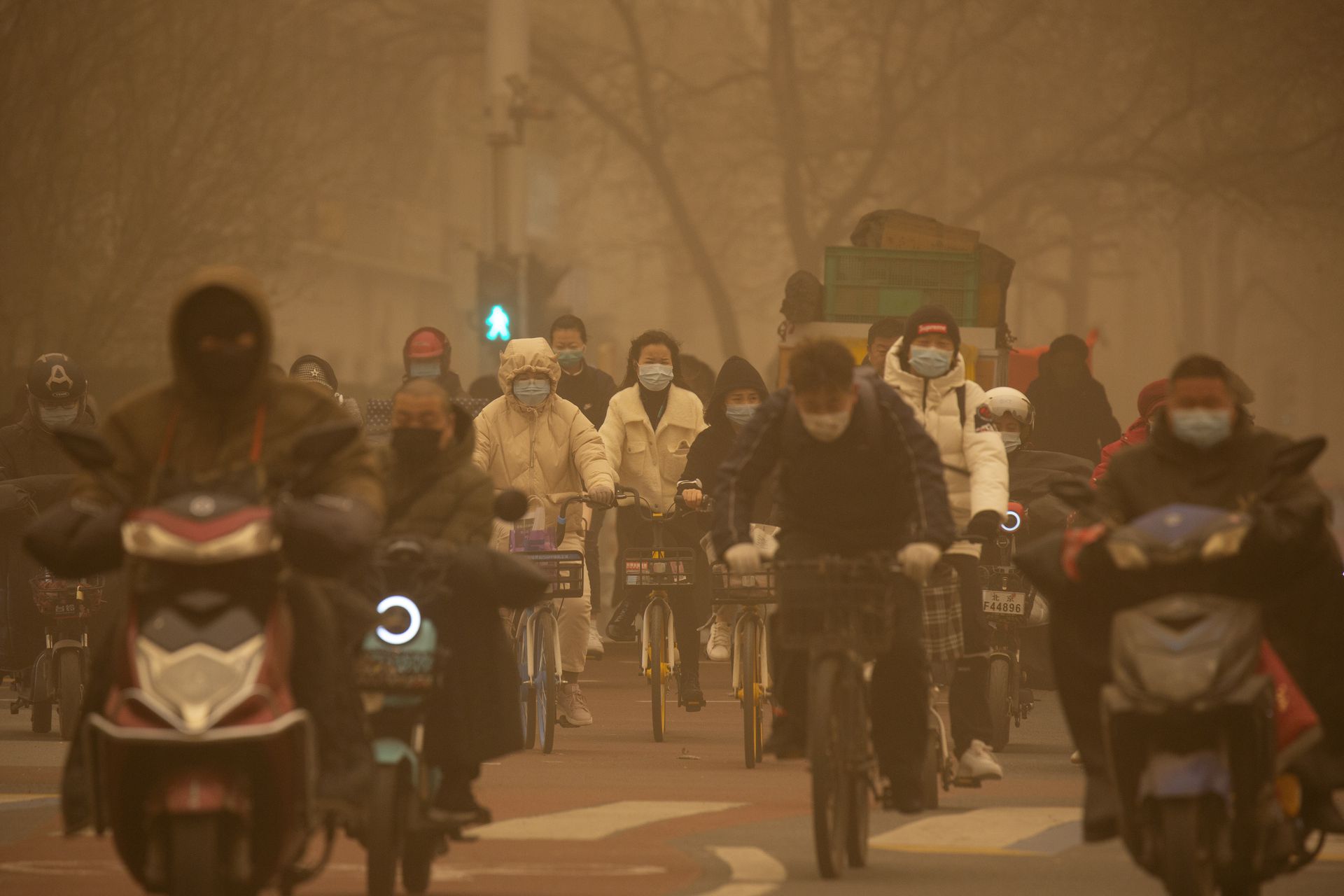 2021年3月15日，北京早高峰时段迎来沙尘暴天气。（AP）