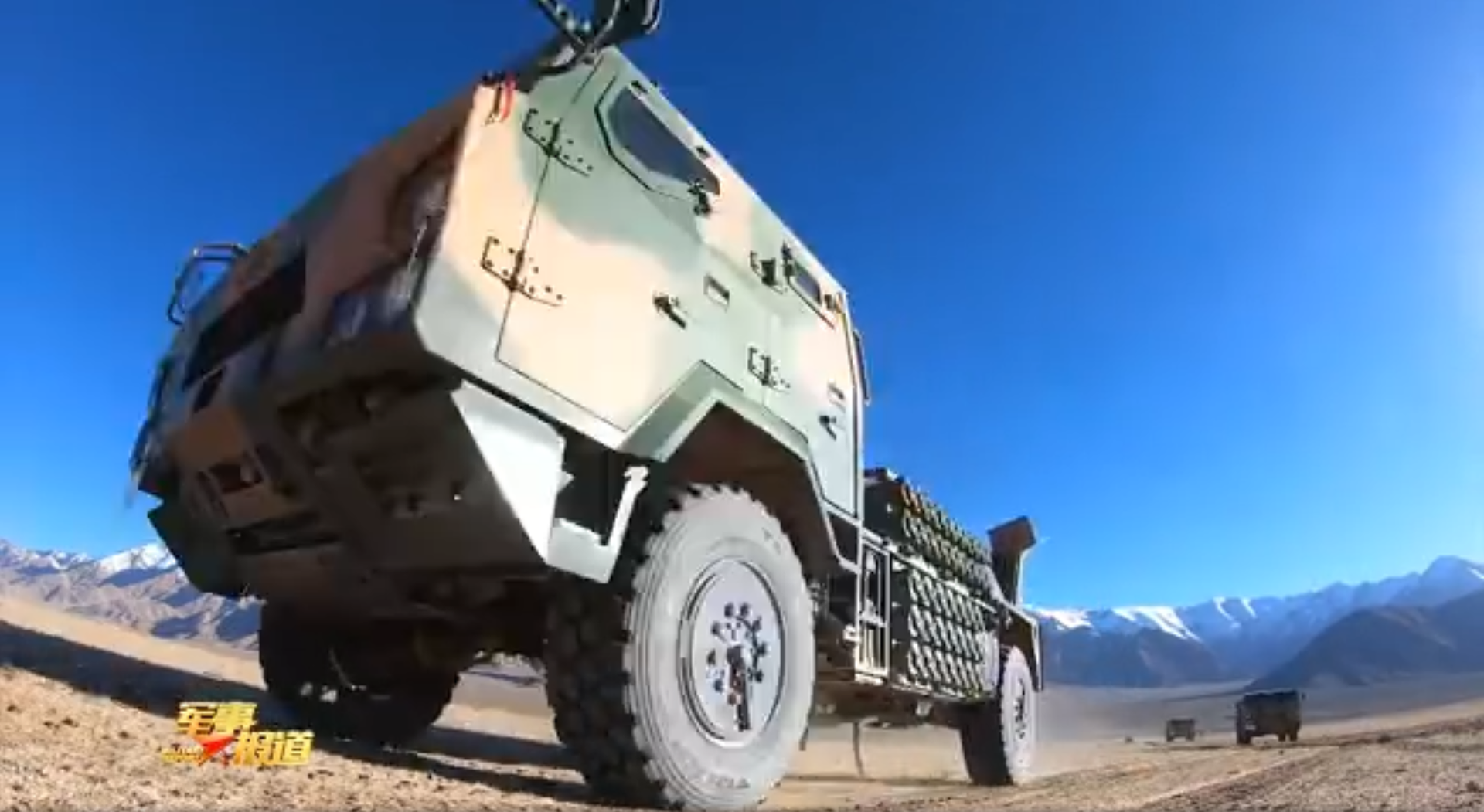 新疆军区新型车载榴弹炮近距离画面。（中国央视《军事报道》节目视频截图）