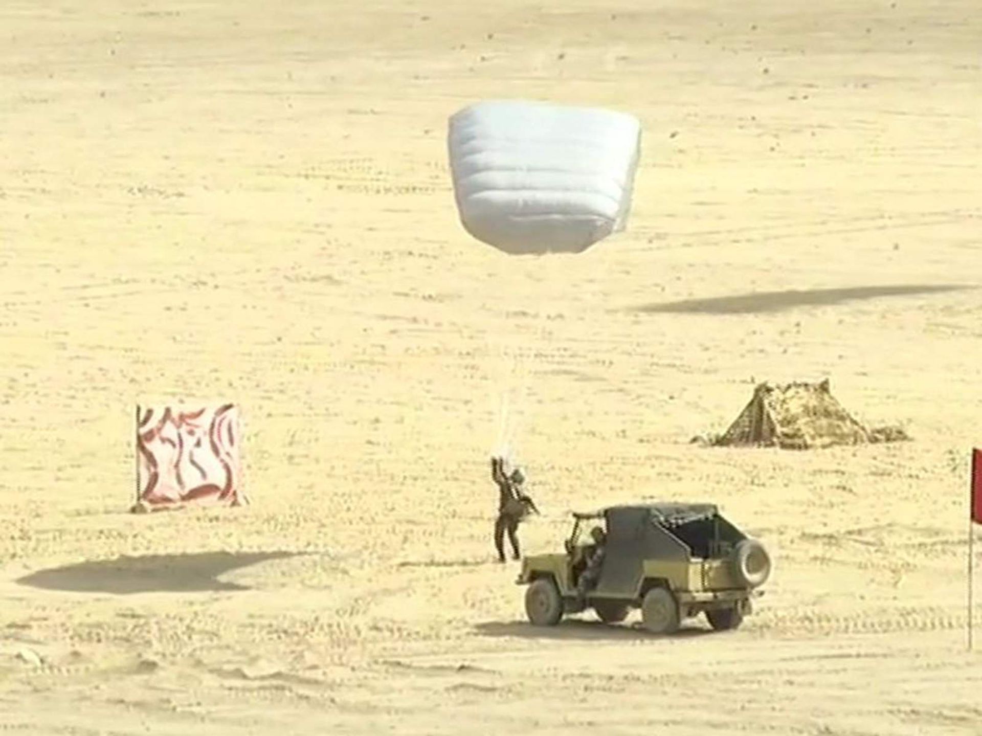 印度军队还展示了空降能力,动作十分流畅,一气呵成。(Twitter@ANI)