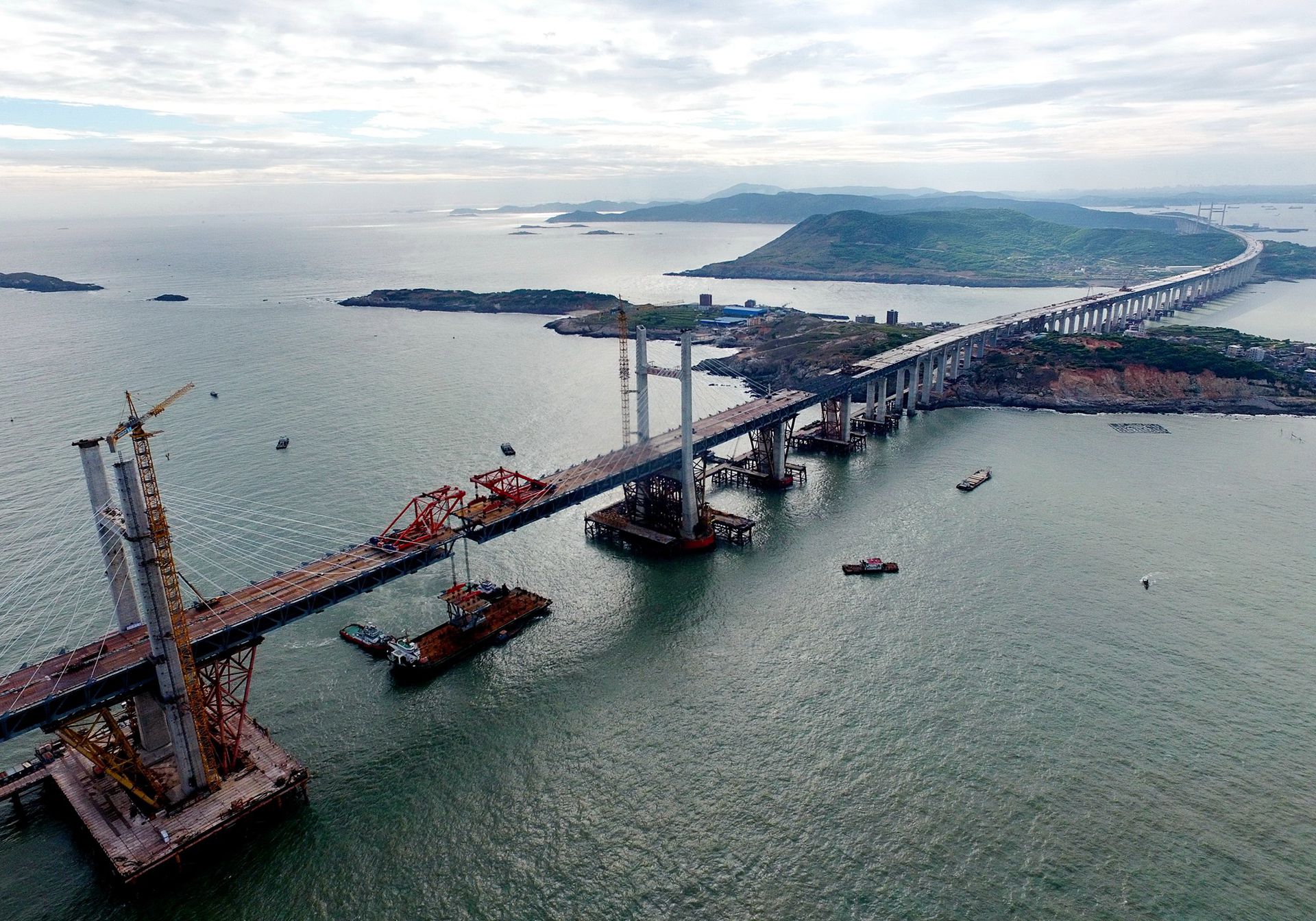 2019年9月21日，平潭海峡公铁大桥鼓屿门航道桥的钢桁梁在吊装中。（新华社）