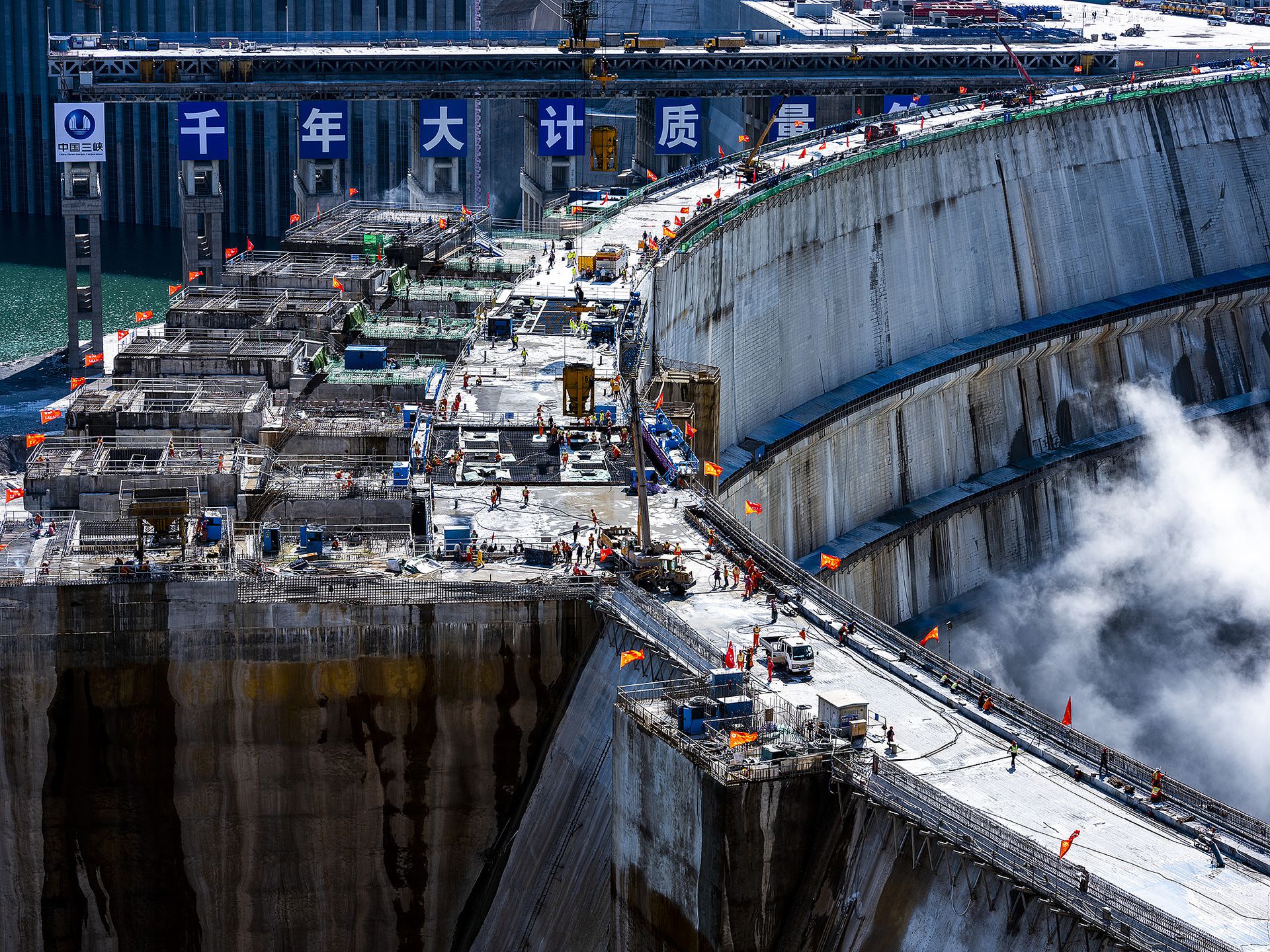 白鹤滩水电站总装机容量1,600万千瓦，居世界第二，仅次于三峡工程。单机容量100万千瓦，位居世界第一。（人民视觉）