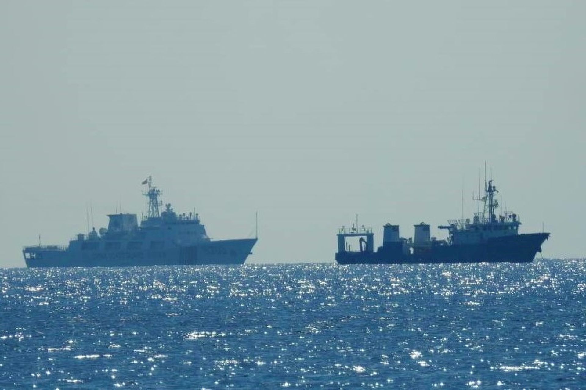 2021年4月15日，中国海警船在牛轭礁附近海域保护一艘中国渔船。（Reuters）