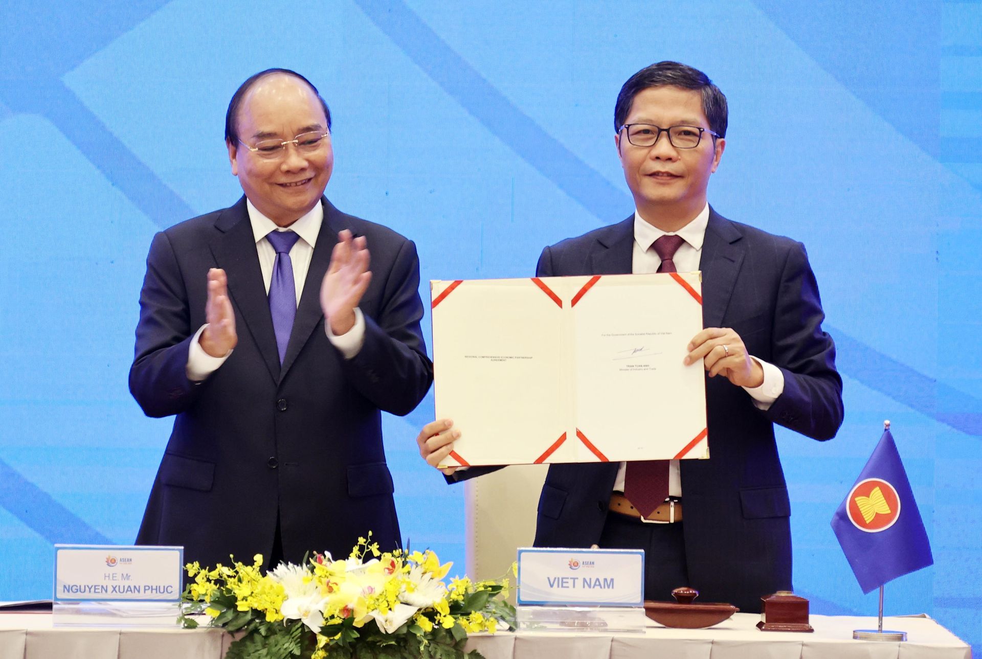 2020年11月15日，越南总理阮春福（左）在越南首都河内出席RCEP签字仪式，越南工贸部部长陈俊英代表越南在RCEP协定上签字。（新华社）