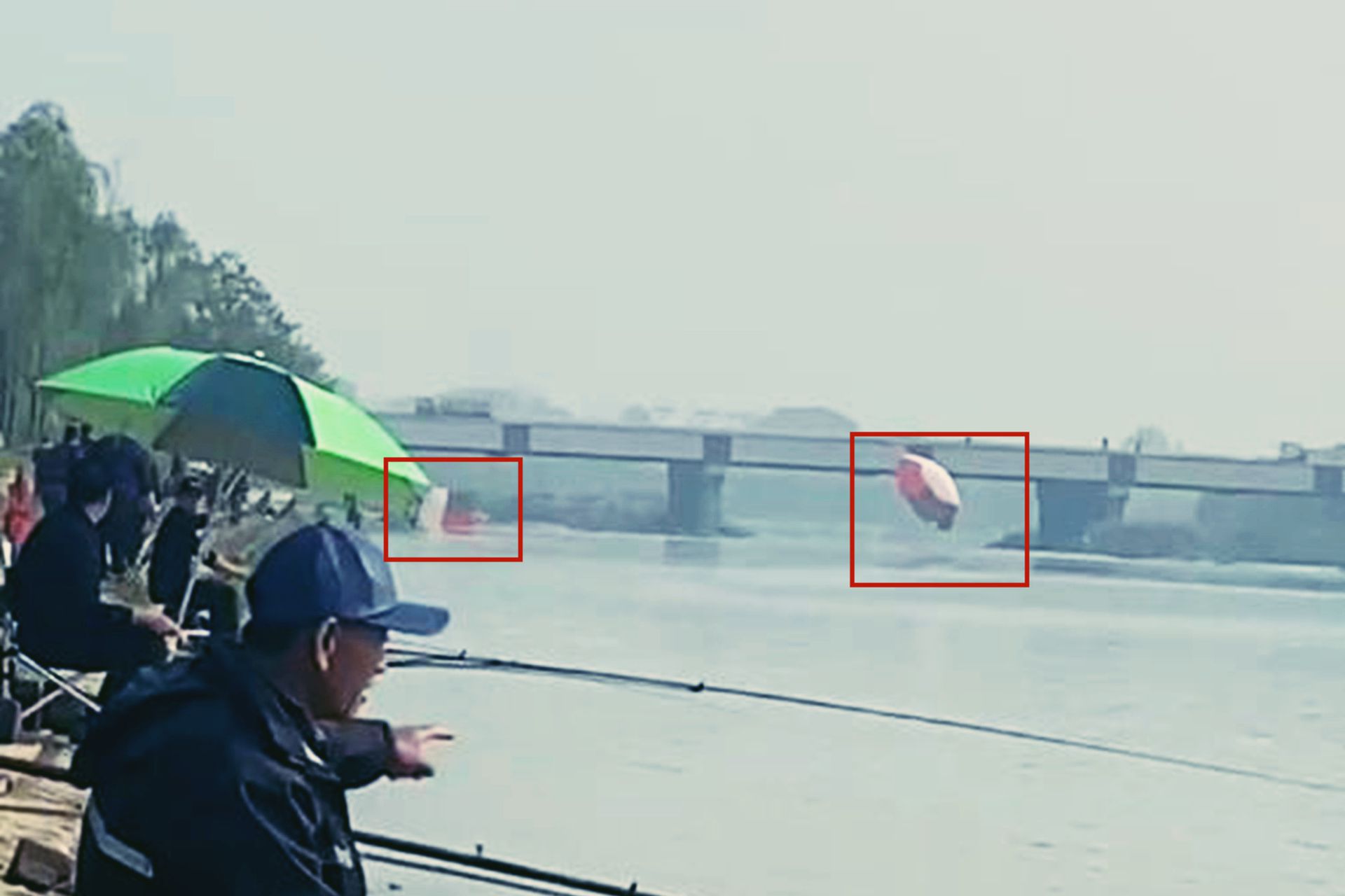 解放军歼-10S坠毁。图为两名飞行员伞降河中瞬间。（微信视频截图）