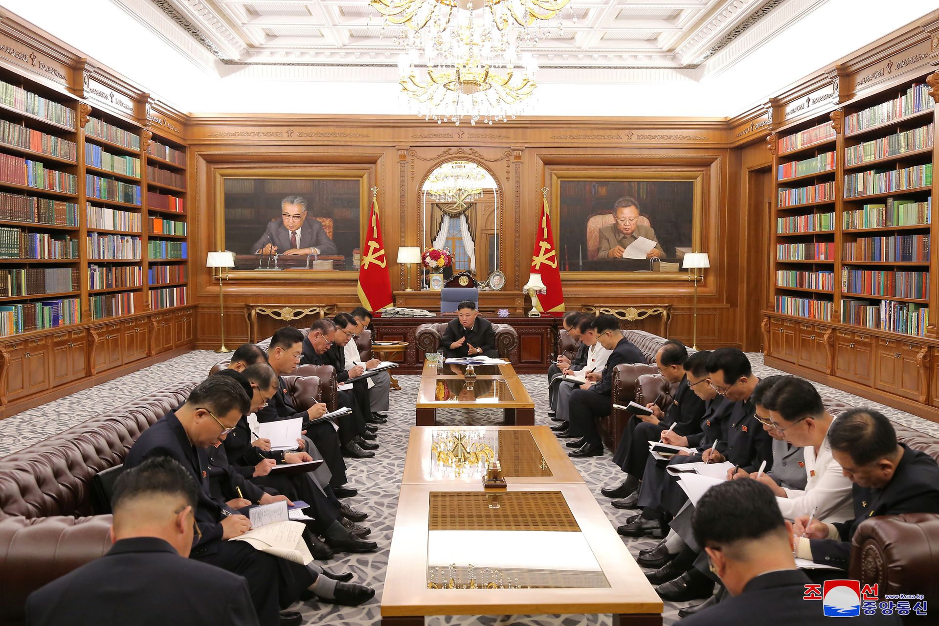 朝鲜官方称，金正恩与朝鲜劳动党干部探讨国计民生。（Reuters）