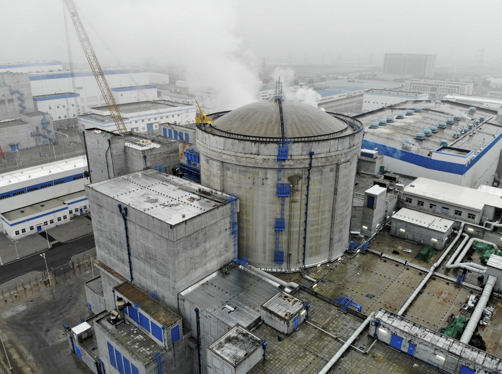 中国近年在民用核能领域迅速赶超美国，图为2020年8月9日在江苏省连云港市拍摄的中核集团田湾核电站并网发电的5号机组（无人机照片）。（新华社）