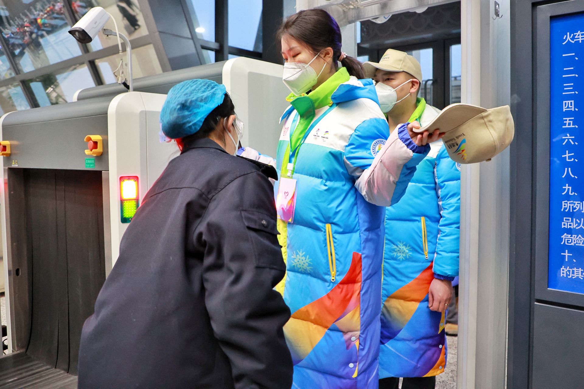 北京冬奥会相关乘客接受安检。（新华社）