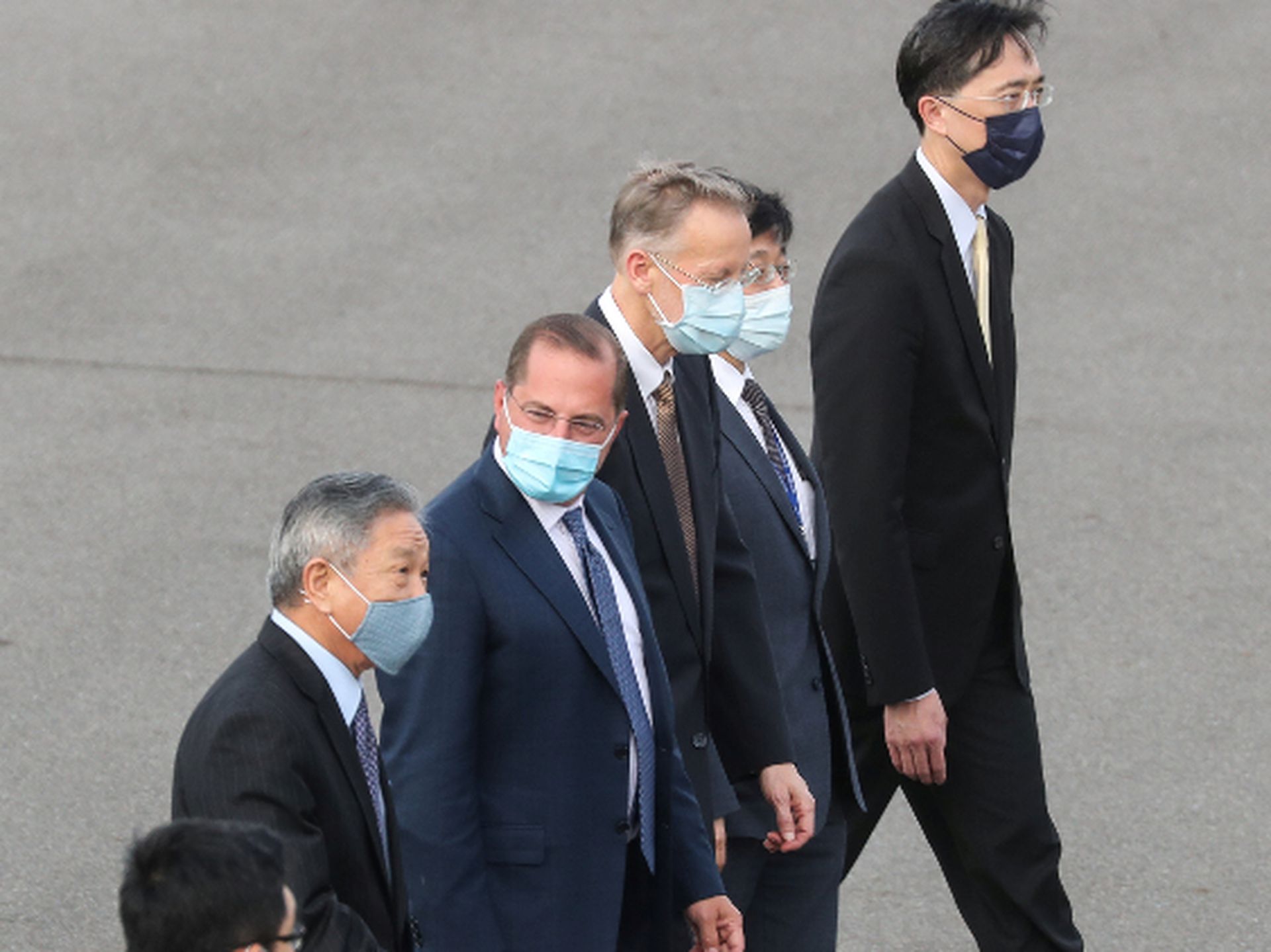 美国卫生及公共服务部部长阿扎（Alex Azar）当地时间8月9日16时左右抵达台湾，由于新冠肺炎（COVID-19）问题，阿扎下飞机时戴着口罩。（Reuters）