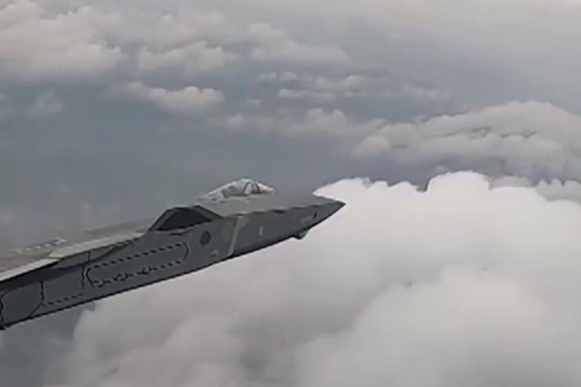歼-20最新训练视频。图为歼-20飞行照。（中国央视军事截图）