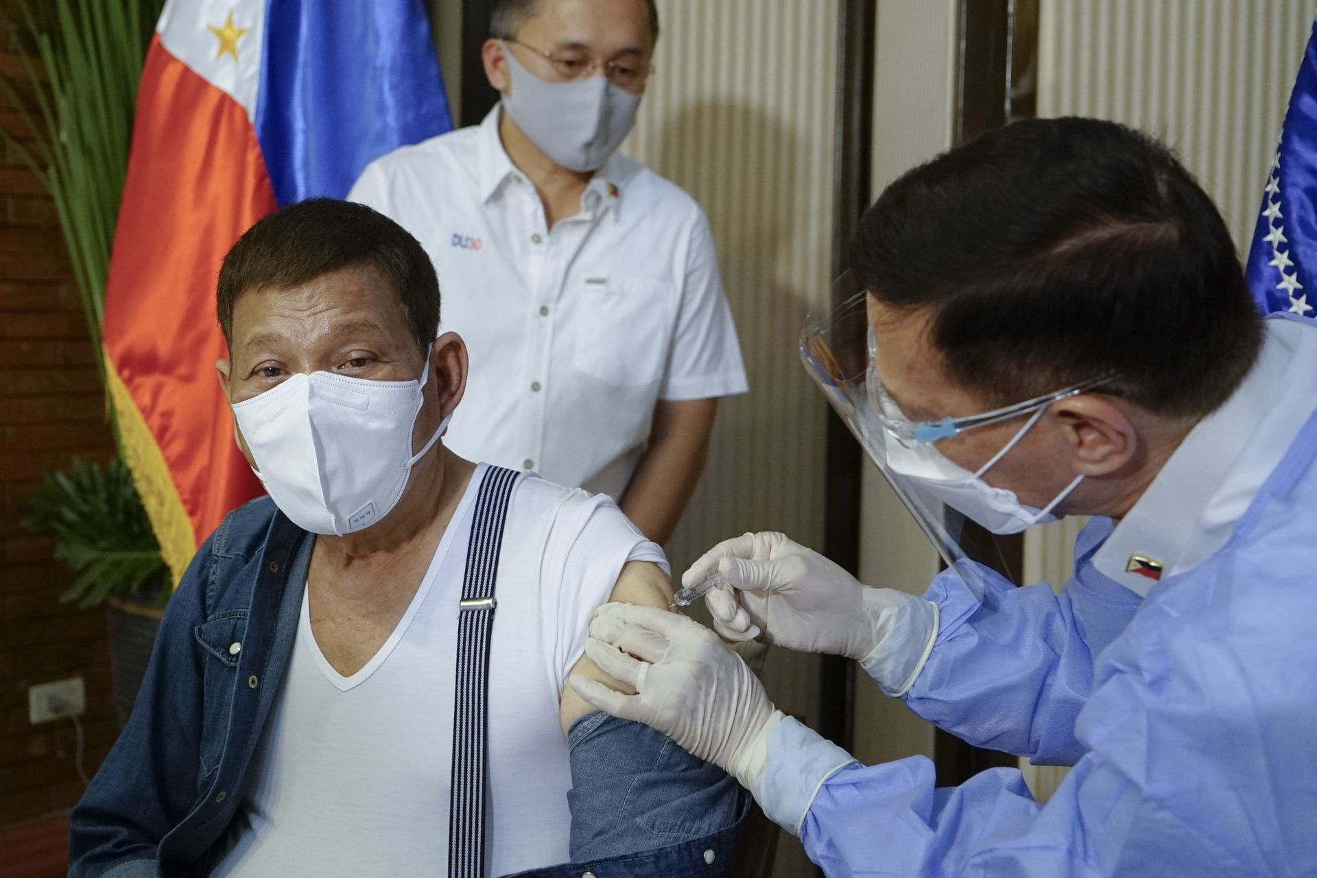 已有越来越多国家领袖带头接种大陆疫苗。图为菲律宾总统杜特尔特（Rodrigo  Duterte）接种大陆国药疫苗。（AP）