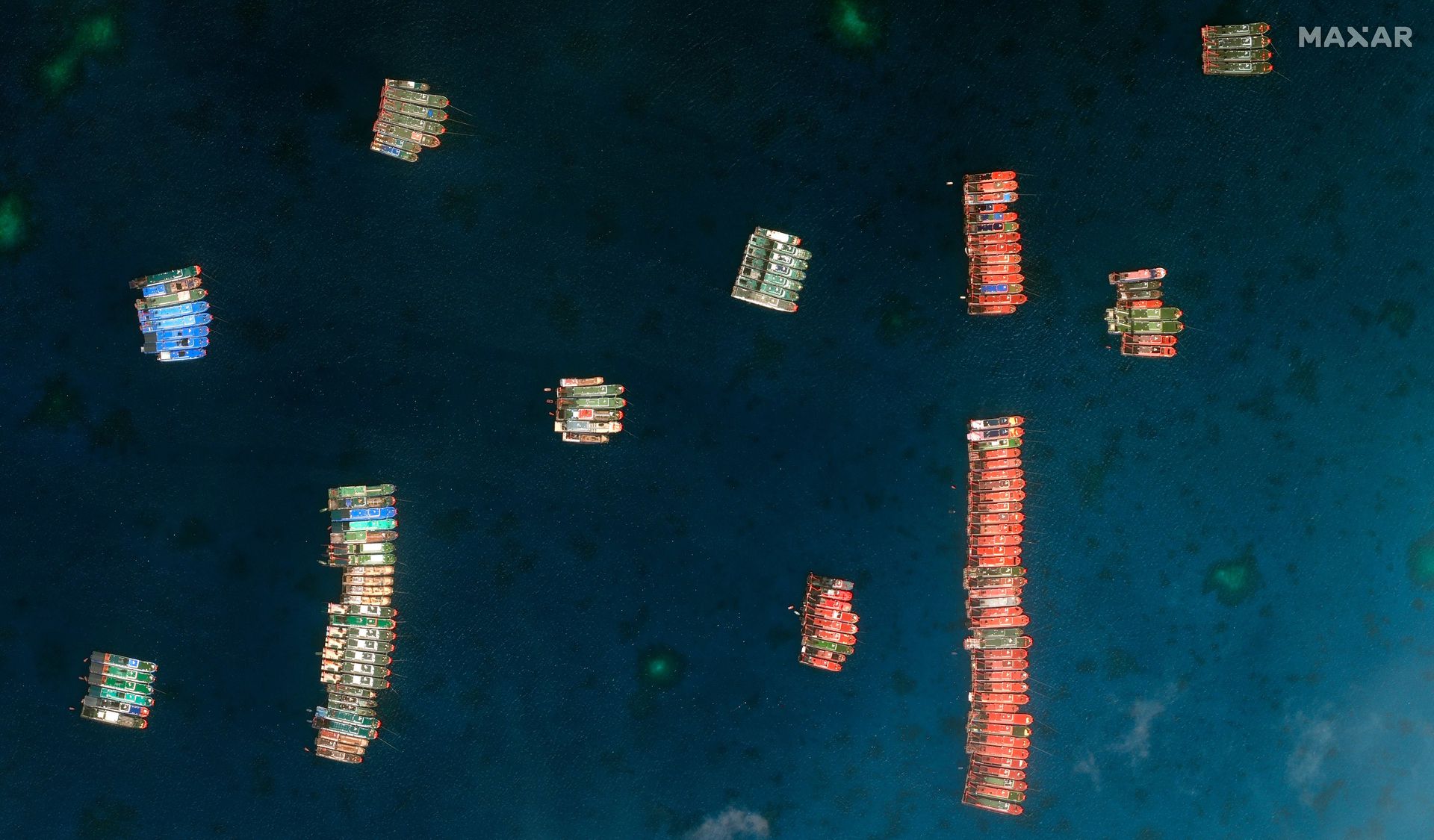 2021年3月23日，美国卫星公司Maxar Technologies拍摄的南海牛轭礁附近中国渔船照片。（AP）