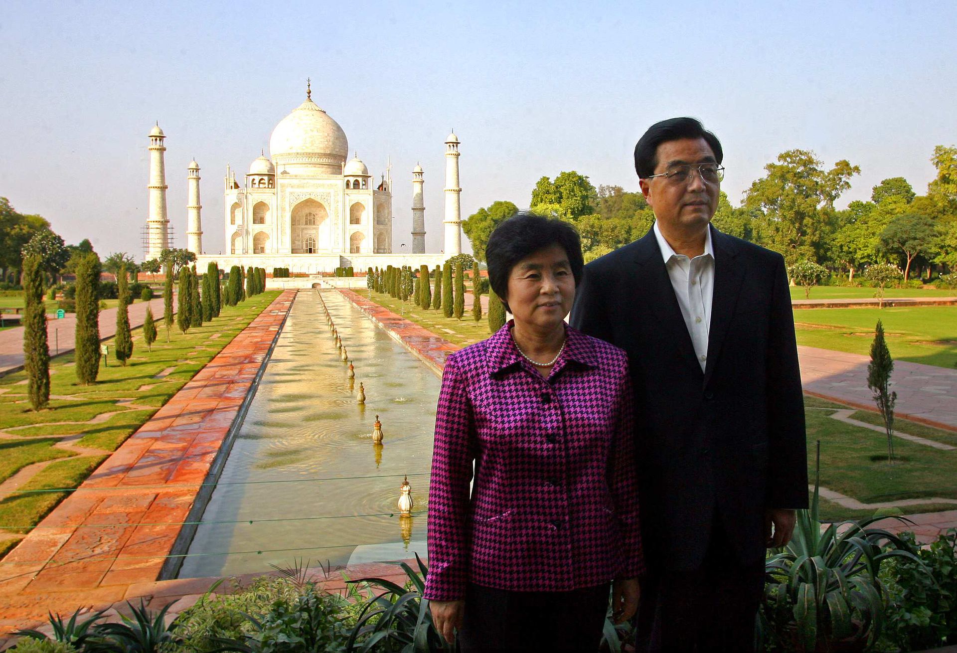 2006年11月22日，胡锦涛和夫人访问印度期间在泰姬陵前留影。（法新社）