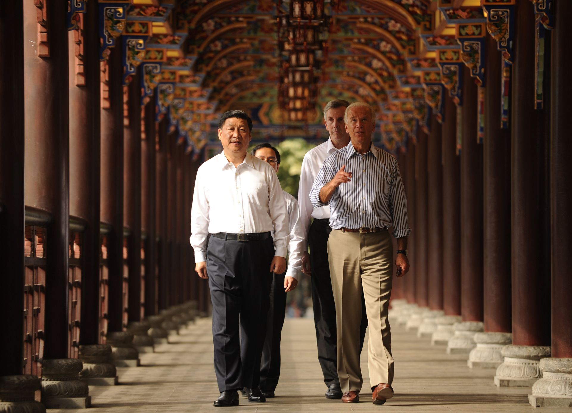 2011年8月21日,习近平与拜登一起到访有“世界水利文化鼻祖”之称的四川都江堰水利枢纽参观。图为习近平与拜登漫步都江堰南桥。(Getty) 2011年8月21日,习近平与拜登一起到访有“世界水利文化鼻祖”之称的四川都江堰水利枢纽参观。图为习近平与拜登漫步都江堰南桥。(Getty)