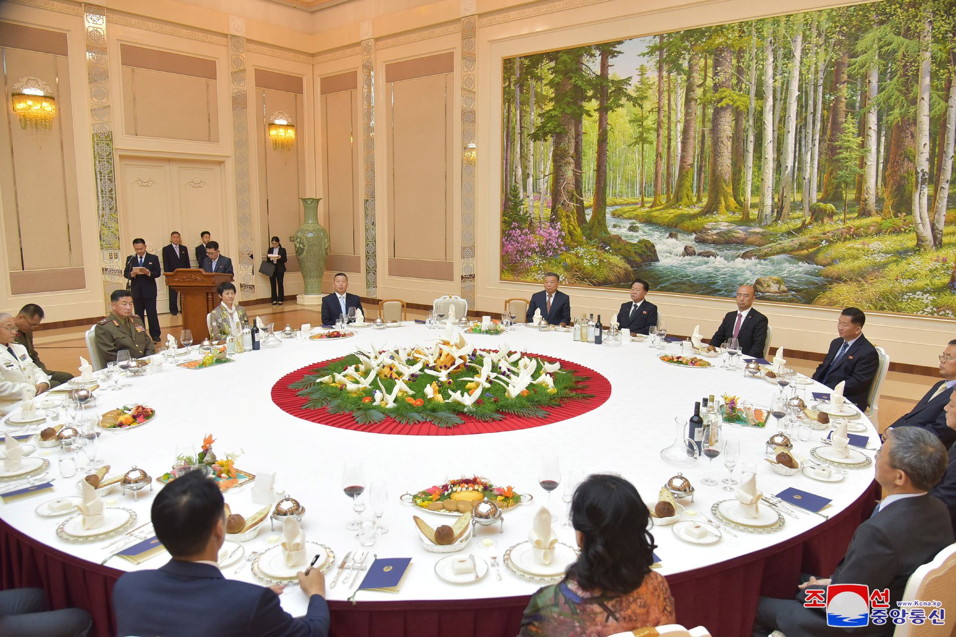 2021年7月9日，崔龙海与李进军参加《中朝友好合作互助条约》签署60周年宴会。（Reuters）