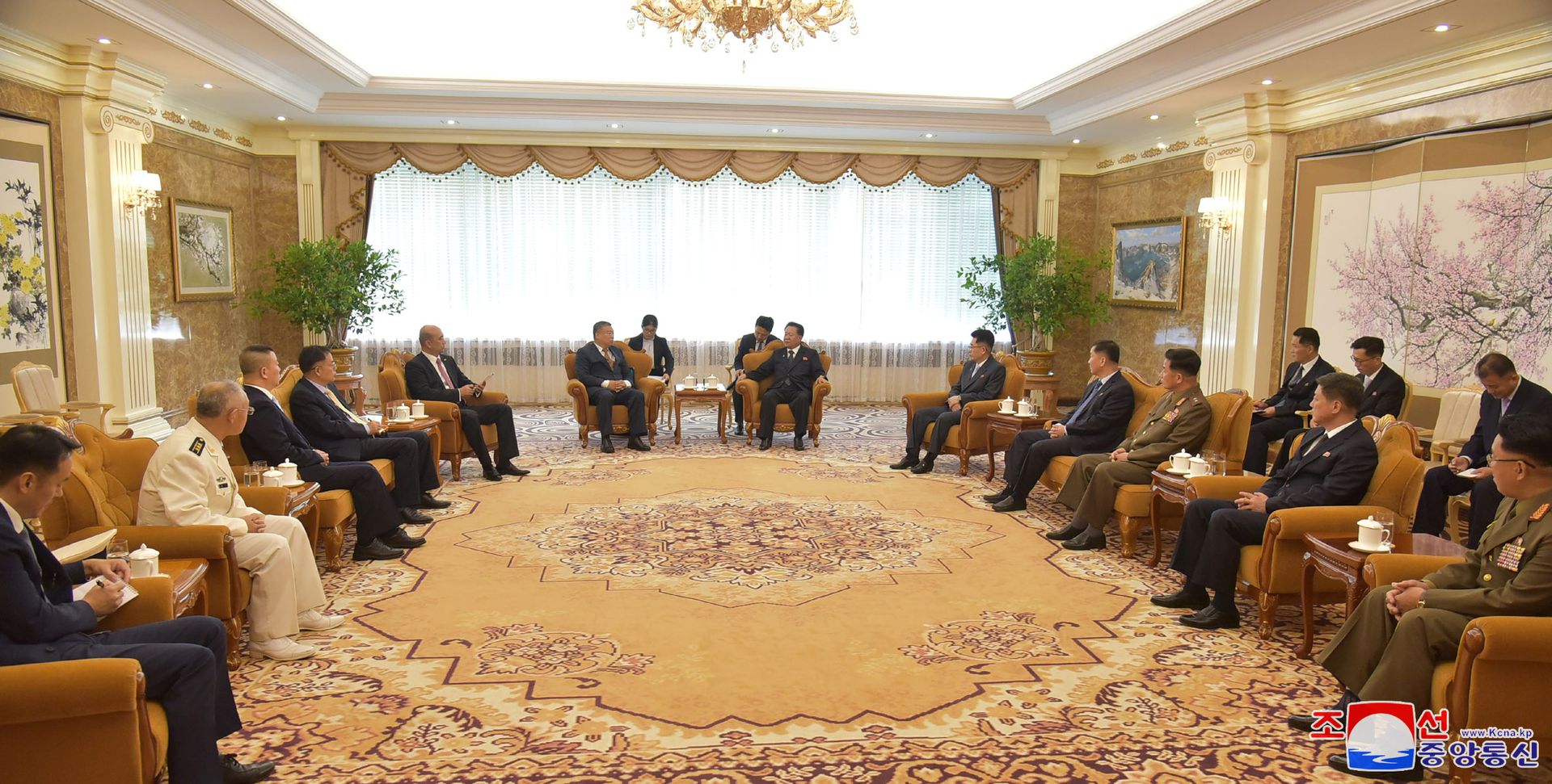 2021年7月9日，朝鲜最高人民会议常任委员会委员长崔龙海与中国驻朝鲜大使李进军举行会晤。（Reuters）
