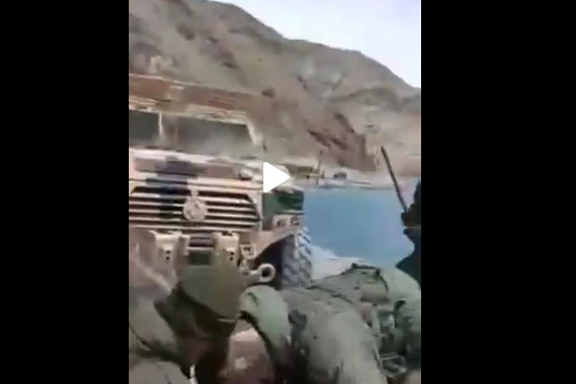 网络流传的视频显示，一名解放军士兵被印军俘获。图为印军砸解放军装甲车。（Twitter@极简大叔-祈翠视频截图）