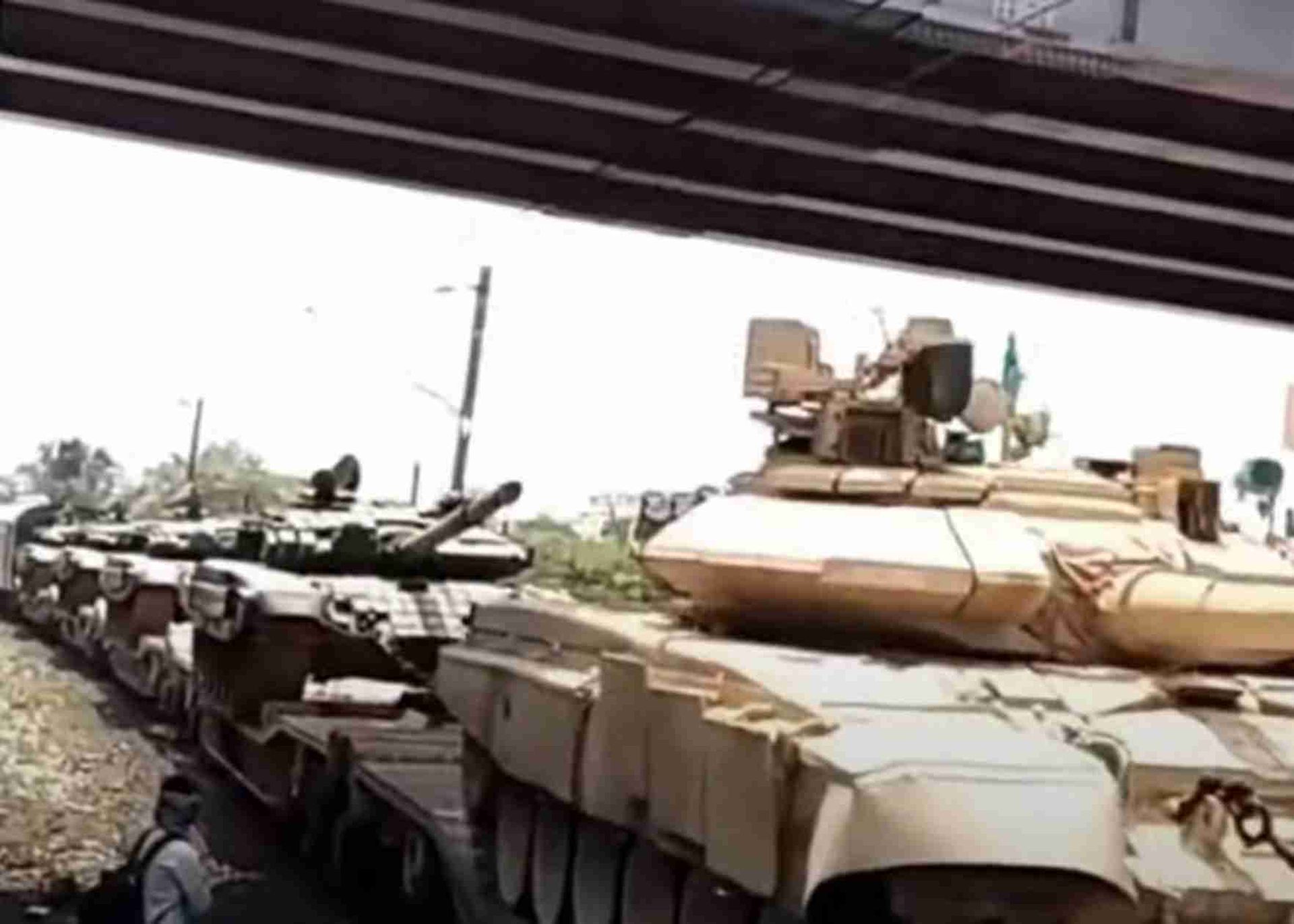 中印边境局势紧张，印军向边境运输主战坦克。（微博视频截图）