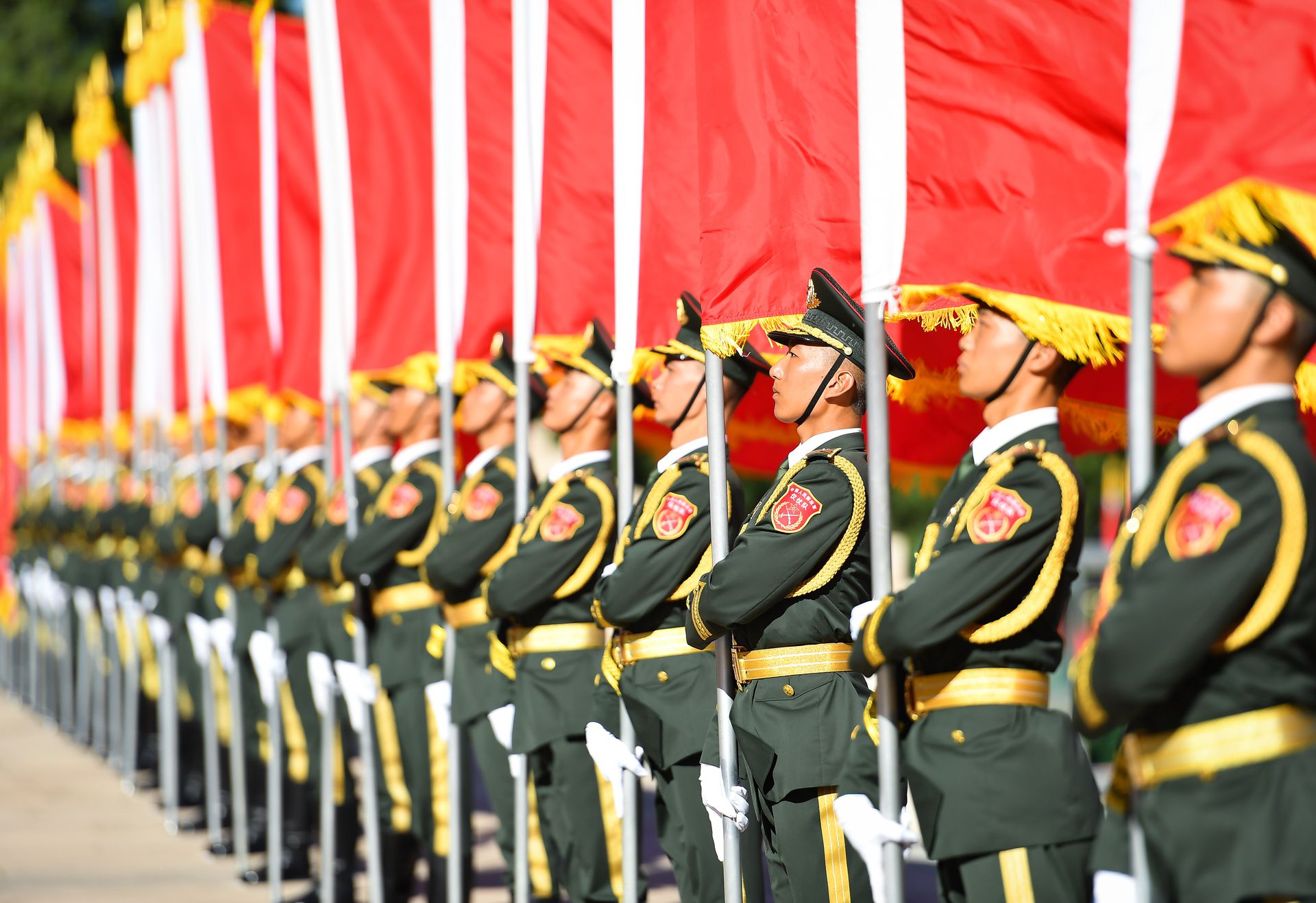 2020年9月8日的人民大会堂北门外，高擎红旗的礼兵分列道路两侧，迎接受表彰者。（新华社）