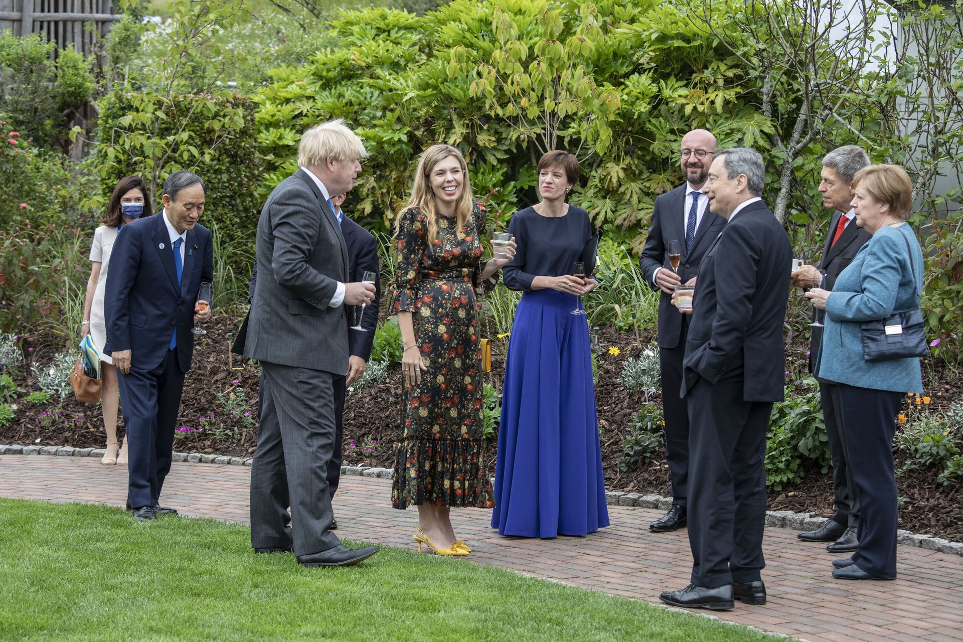 2021年6月11日，英国康沃尔，英国首相约翰逊（Borris Johnson）在会场外花园与到会的其他七国集团（G7）领导人沟通交流。（AP）