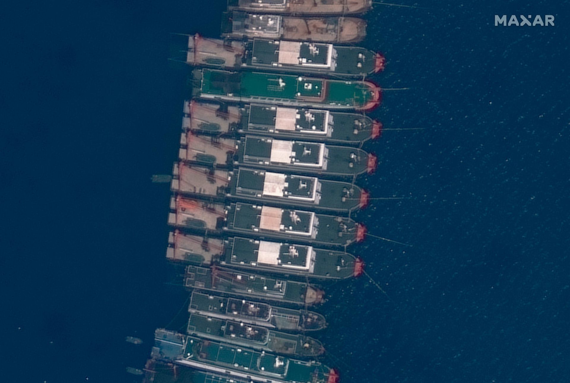 2021年3月23日，卫星照片显示，中国船只列队停靠在牛轭礁附近海域。（AP）