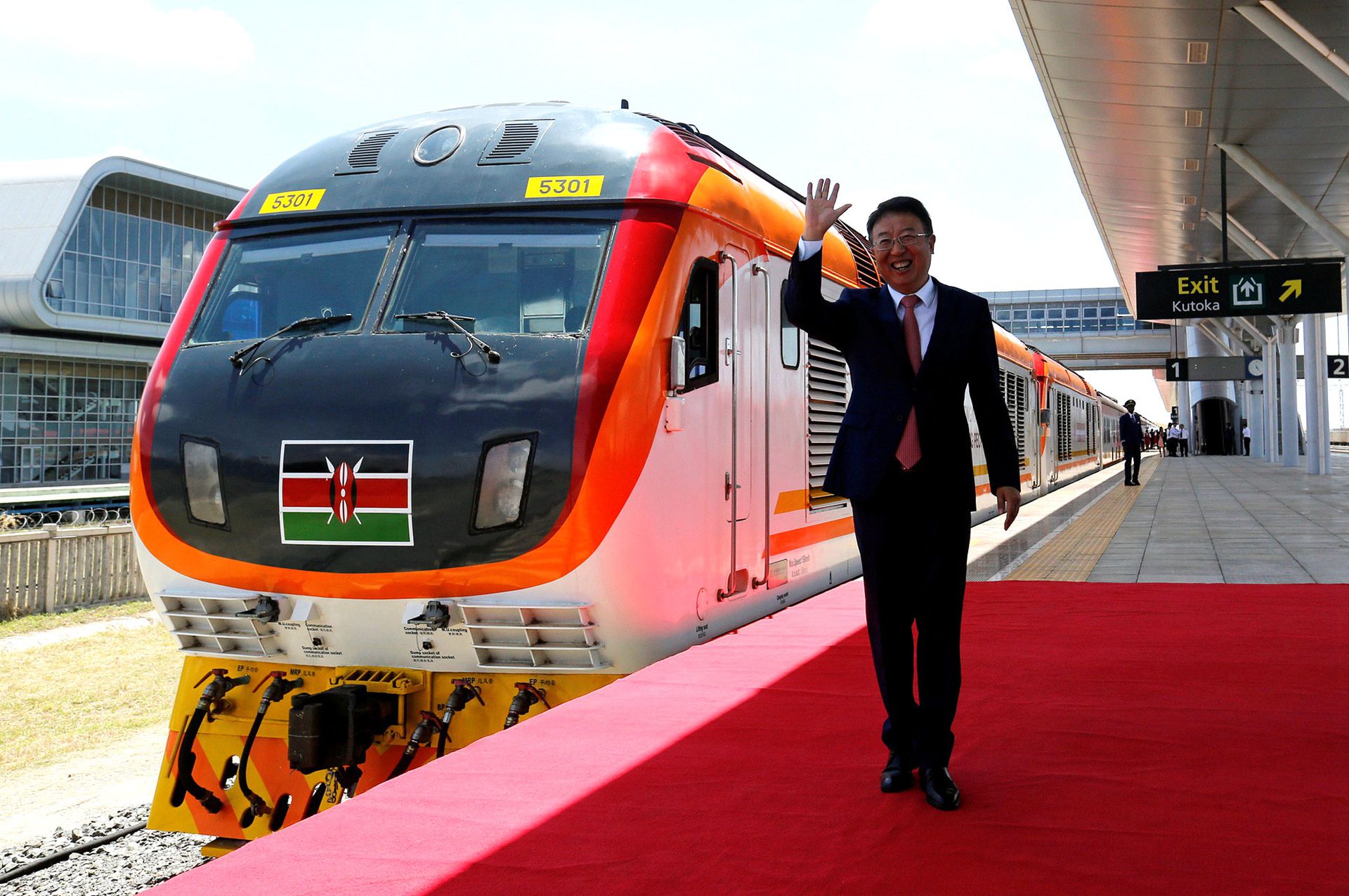 中国驻肯尼亚大使吴鹏在致辞中说，随着蒙巴萨-内罗毕标轨铁路（蒙内铁路）和内马铁路联动效应的显现，肯尼亚铁路建设带来的经济社会效益将进一步提升。（Reuters）