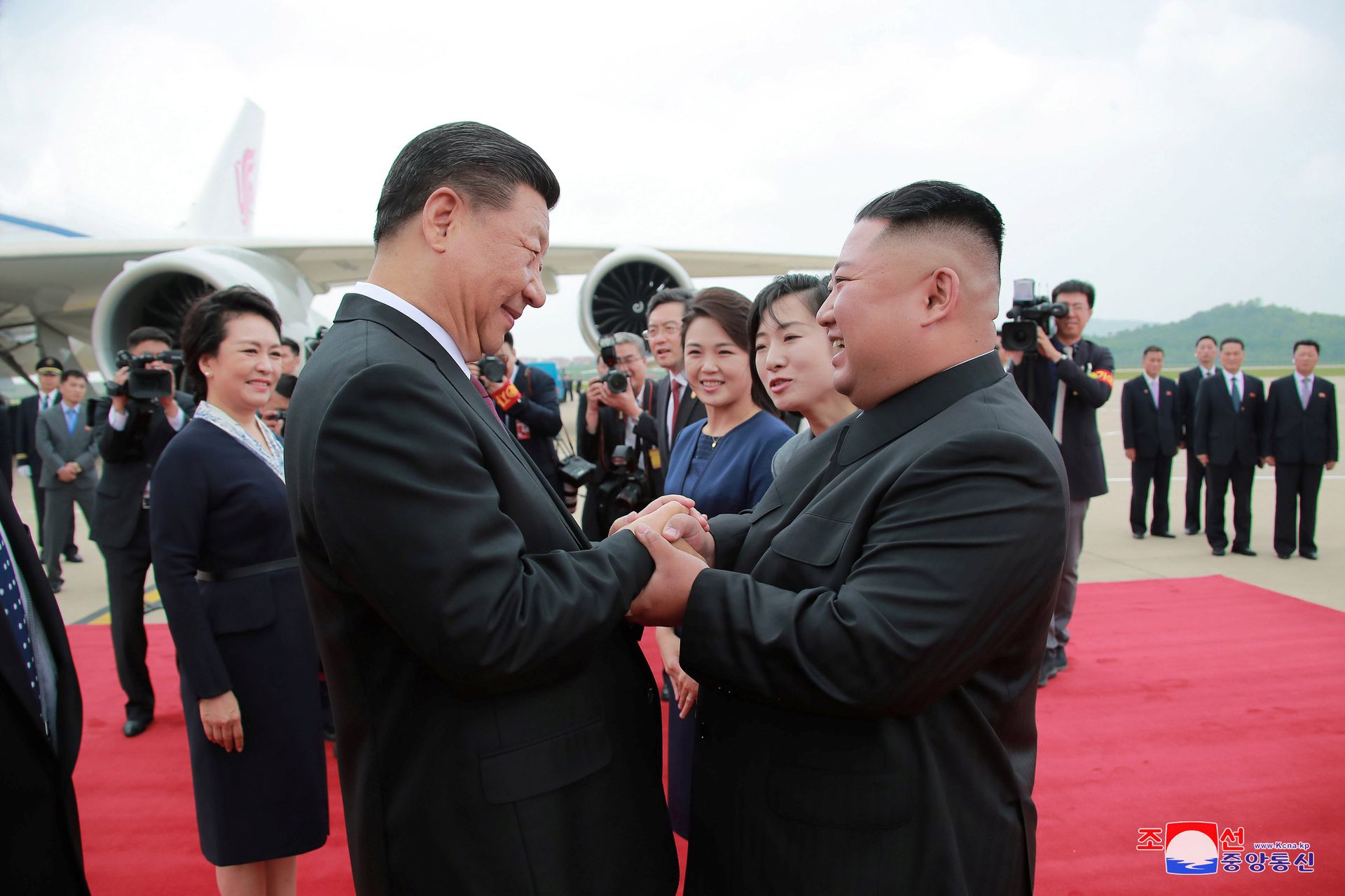 朝鲜中央通讯社于2019年6月21日发布了朝鲜领导人金正恩在平壤国际机场欢迎中国国家主席习近平的照片。（朝中社）