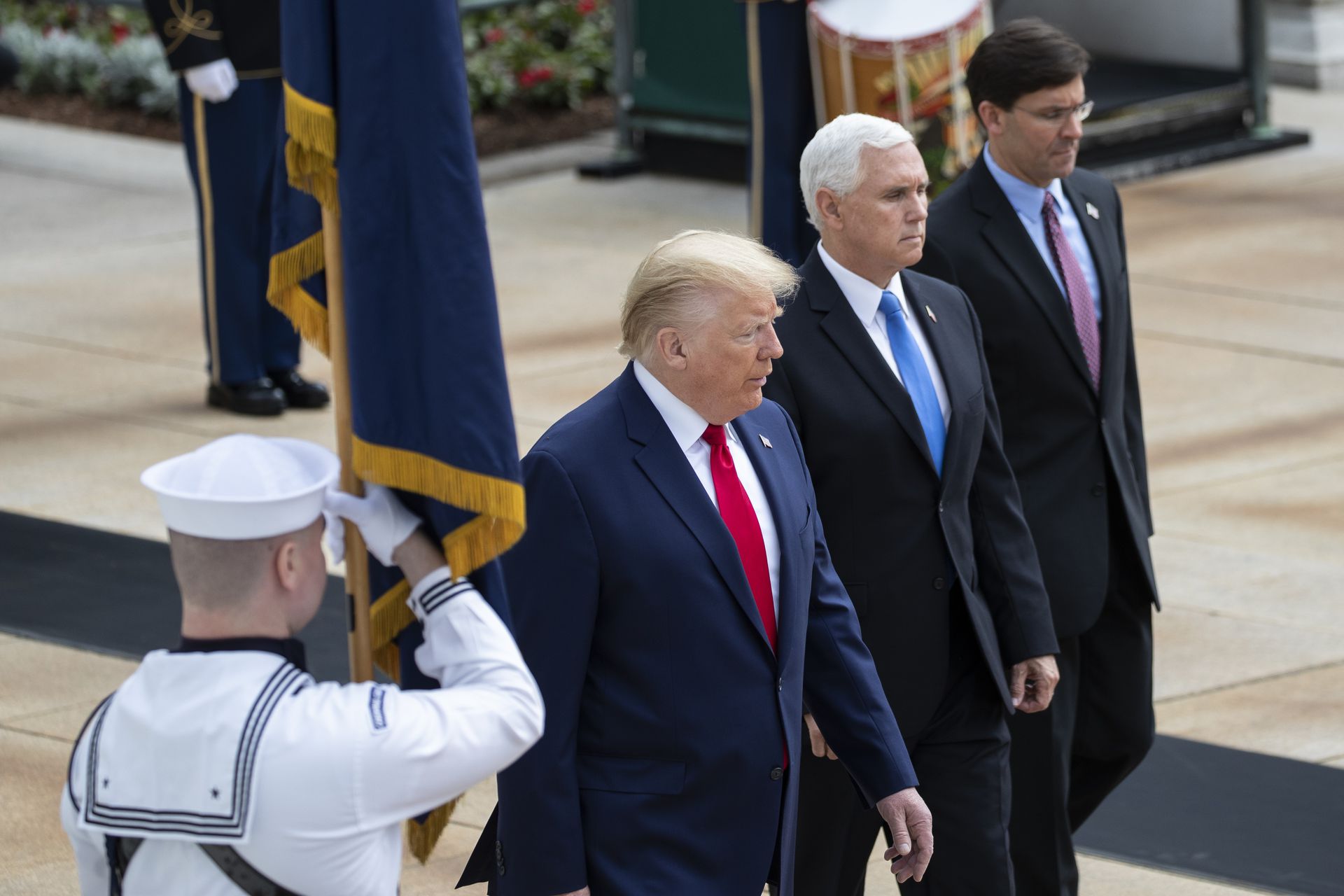 2020年5月25日，美国总统特朗普、副总统彭斯（Mike Pence）和埃斯珀抵达弗吉尼亚州阿灵顿国家公墓，向无名战士墓敬献花圈，以纪念阵亡将士纪念日。（AP）