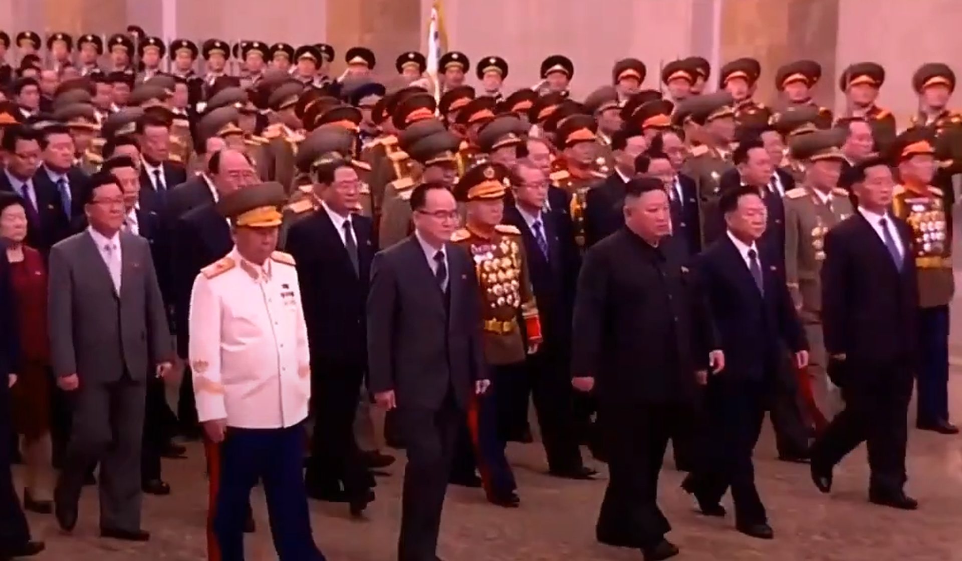 朝鲜官方播出画面显示，在列队行进过程中，前排队列官员中并未有金与正。（朝鲜中央电视台视频截图）