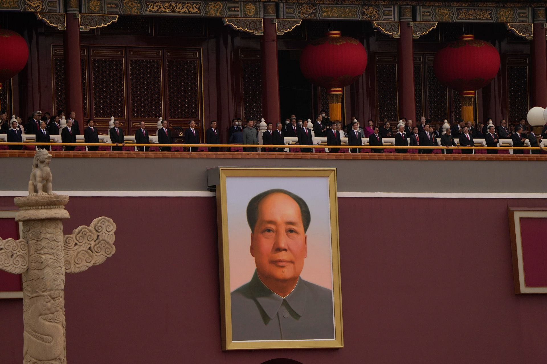 7月1日，在北京天安门广场举行的纪念中国共产党成立100周年的仪式上，中国国家主席习近平（中）站在已故领导人毛泽东的巨幅画像上方。（AP）
