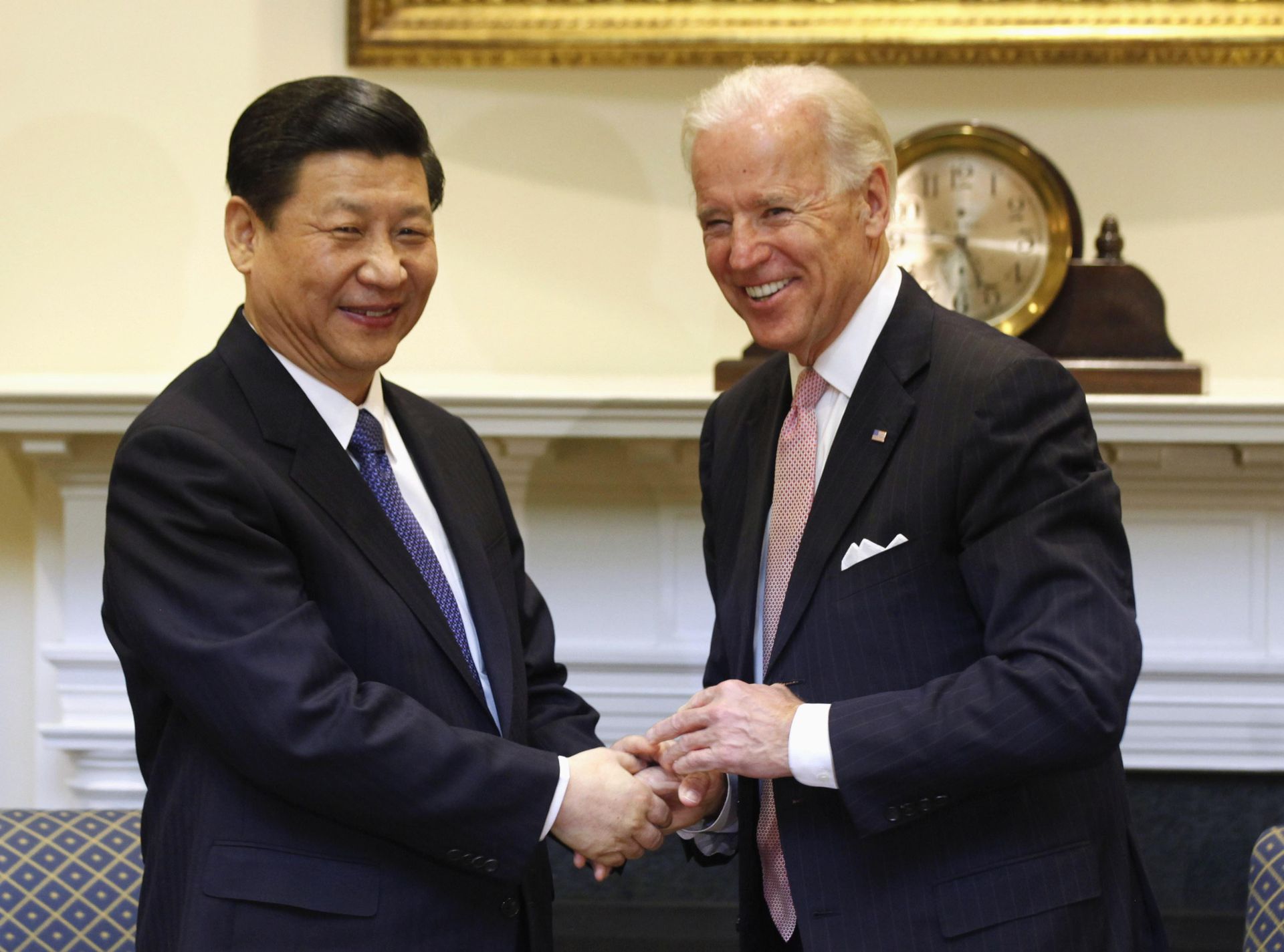 2012年2月14日，时任中国国家副主席习近平（左）在白宫与美国副总统拜登会晤。（Reuters）