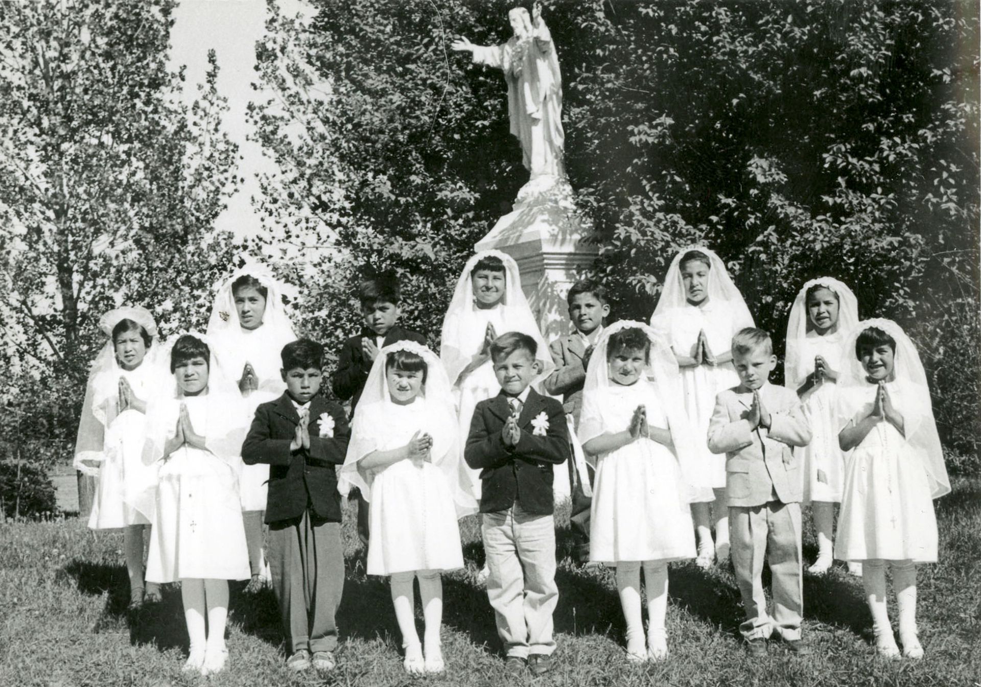 大约1960年代，参加第一次圣餐仪式的学生在位于加拿大安大略省西班牙的西班牙印第安寄宿学校摆姿势（Reuters）
