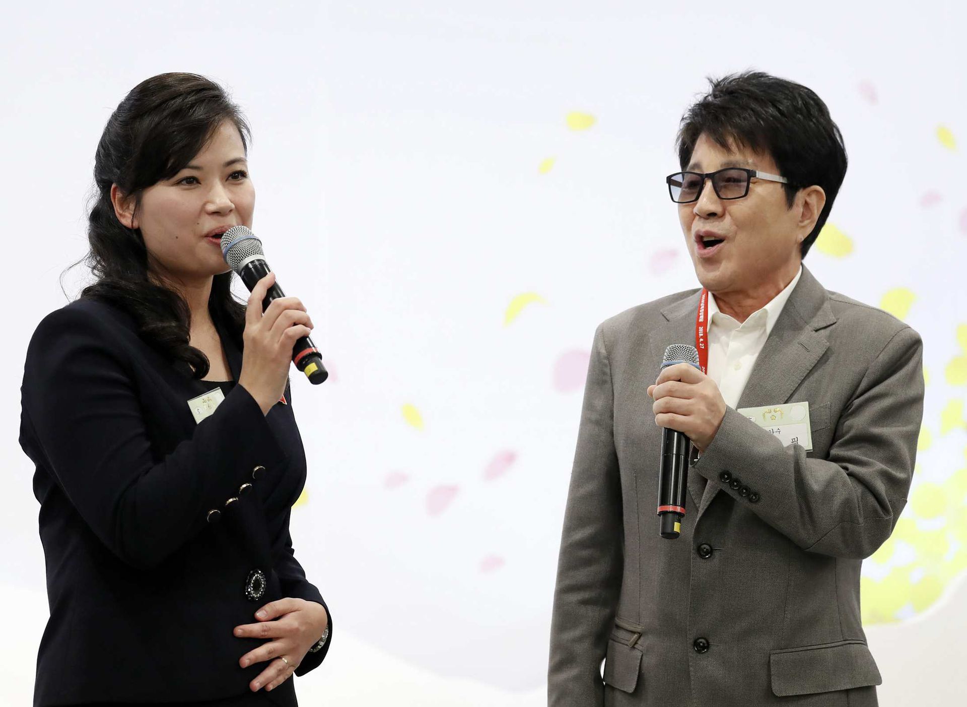 2018年4月27日，朝韩首脑晚宴在板门店韩方一侧“和平之家”举行，时任朝鲜三池渊管弦乐团团长玄松月（左）与韩国歌手表演节目。（Reuters）