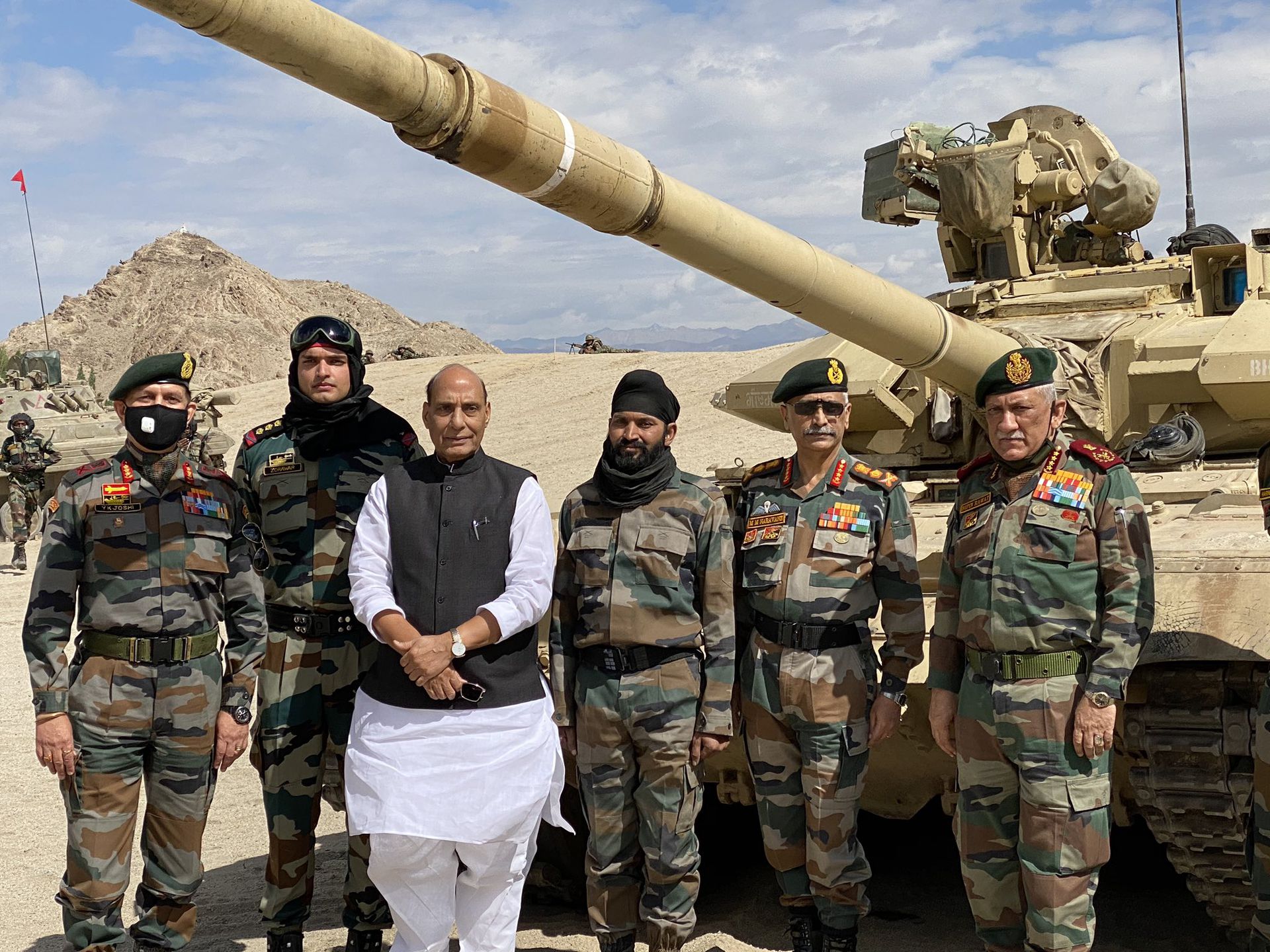 辛格还同印度军队以及坦克合影。（Twitter@DefenceMinIndia）