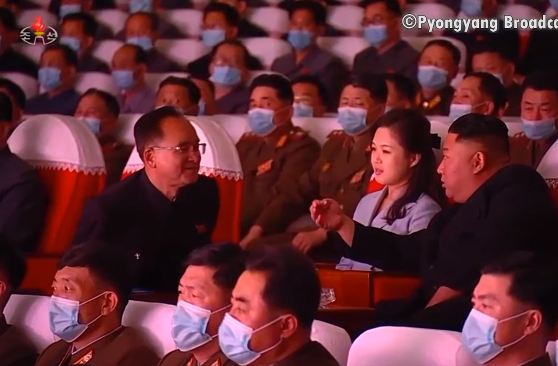 2021年5月5日，观看演出期间，金正恩（右）与朝鲜劳动党组织书记赵勇元交谈。（朝鲜中央电视台视频截图）