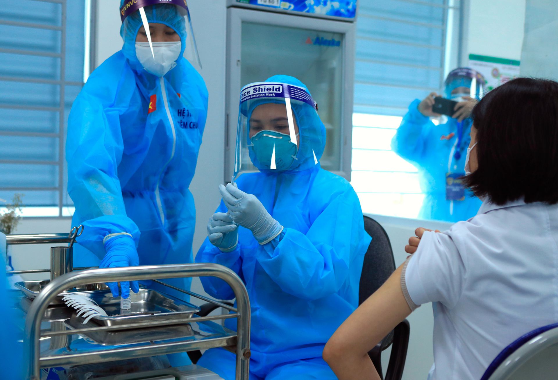 越南卫生工作者是第一批接种疫苗的人群，5月7日，一名37岁的医护人员在接种阿斯利康疫苗后死于血栓症，这使得越南开始对这种廉价疫苗产生警惕。（美联社）