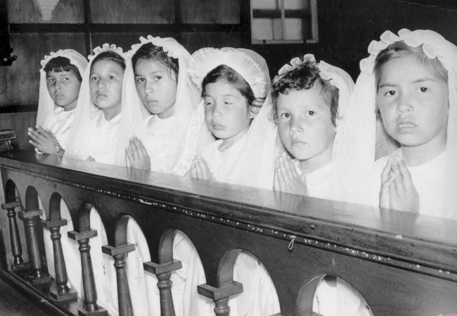 1955年，女孩们在加拿大安大略省的印第安寄宿学校参加第一次圣餐仪式。（Reuters）