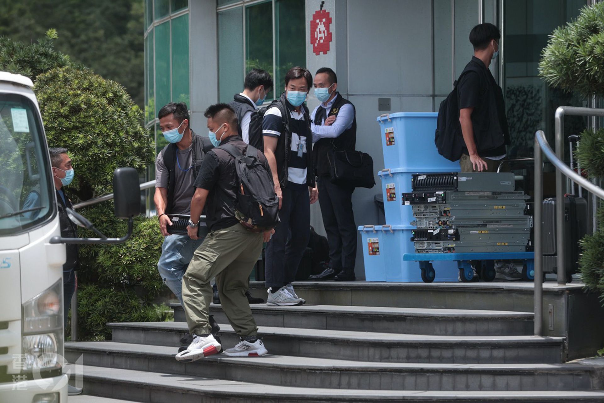 当地时间6月17日，大批警方进入《苹果日报》大楼搜查。（香港01）