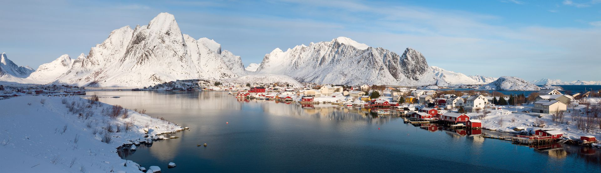 挪威北部海岸附近的绝美渔村Hamnoy。震慑人心的山峦，幽兰宁静的湖水，一切存在于童话中的建筑物、小渔船，就在这个神奇的挪威小镇。（视觉中国）