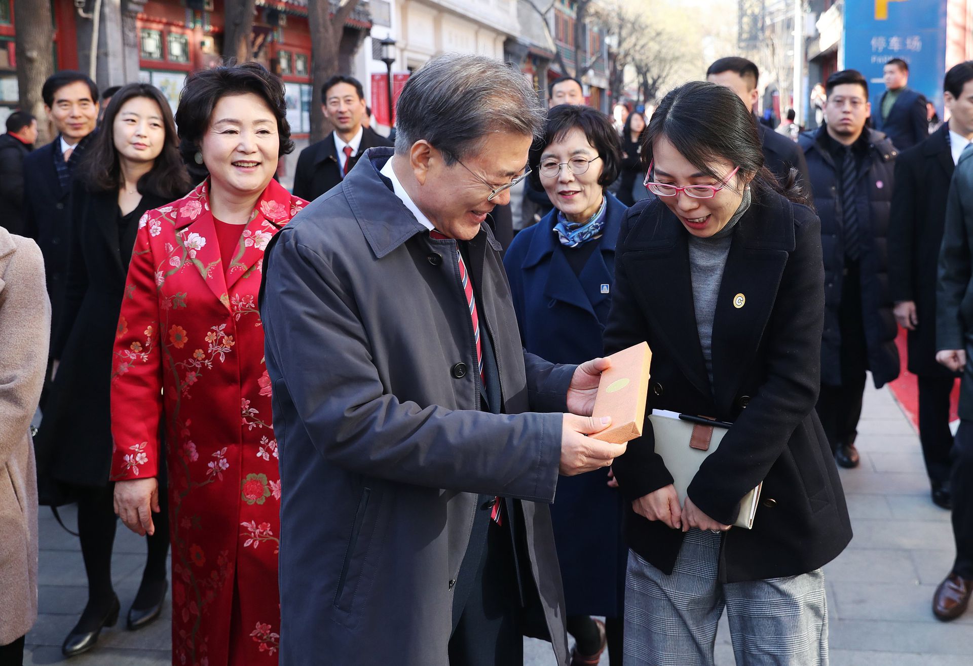 2017年12月15日，正在中国访问的韩国总统文在寅和夫人金正淑参观北京著名文化街“琉璃厂”。（视觉中国）