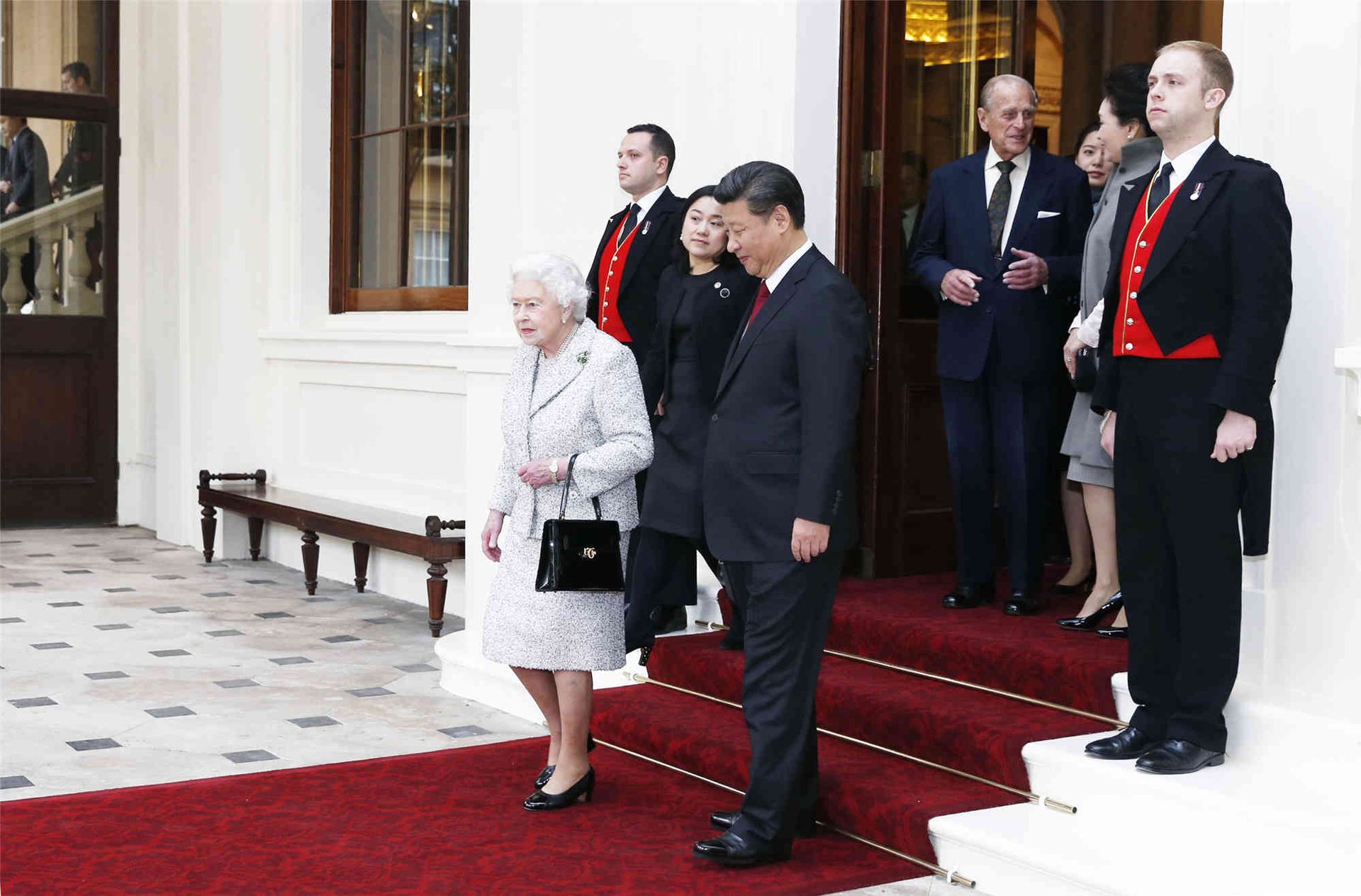 2015年10月22日，习近平和夫人彭丽媛准备离开白金汉宫。（新华社）