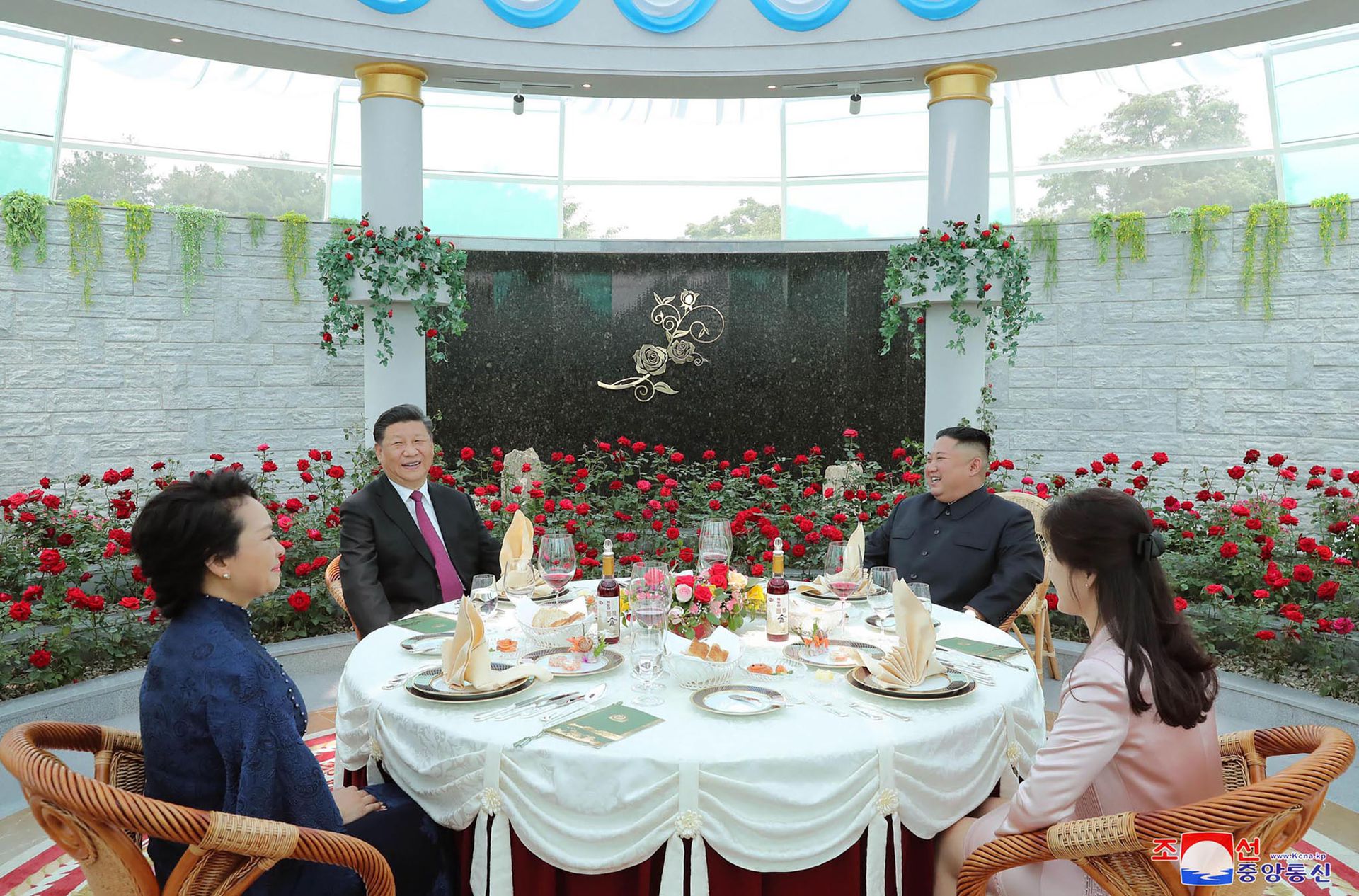 2019年6月21日，朝鲜官方公开习近平夫妇与金正恩夫妇共进午餐照片。（AP）