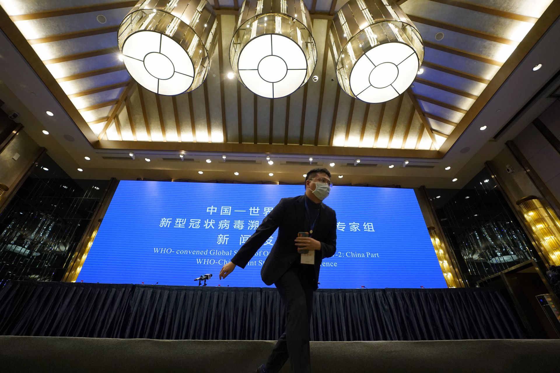 2021年2月9日,世界卫生组织专家组前往中国武汉市多个地方进行考察后,在武汉市一家酒店举行新闻发布会。(AP) 2021年2月9日,世界卫生组织专家组前往中国武汉市多个地方进行考察后,在武汉市一家酒店举行新闻发布会。(AP)