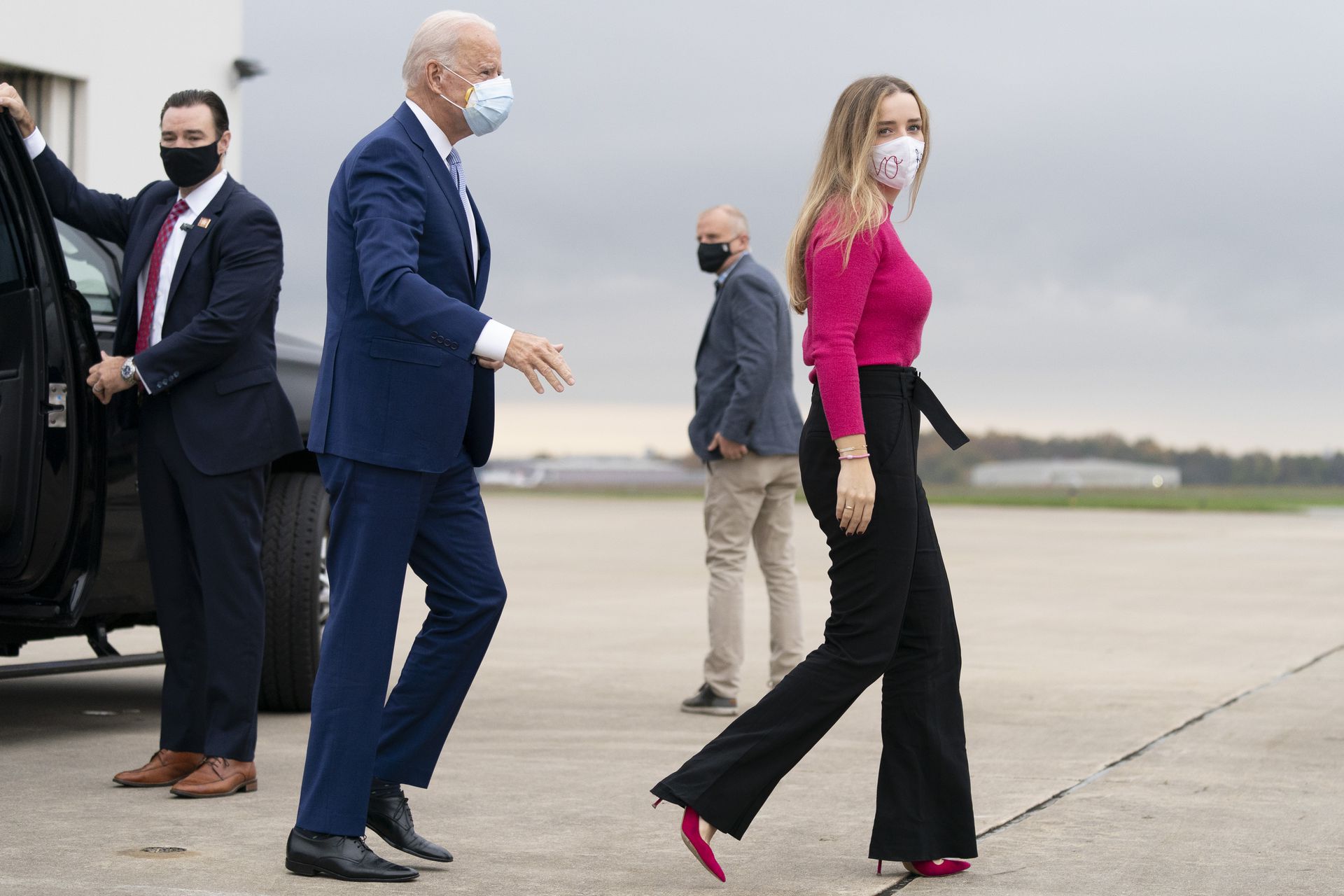 2020年10月27日，拜登和他的孙女芬妮根在纽堡机场登上竞选飞机前往佐治亚州参加竞选集会。（AP）