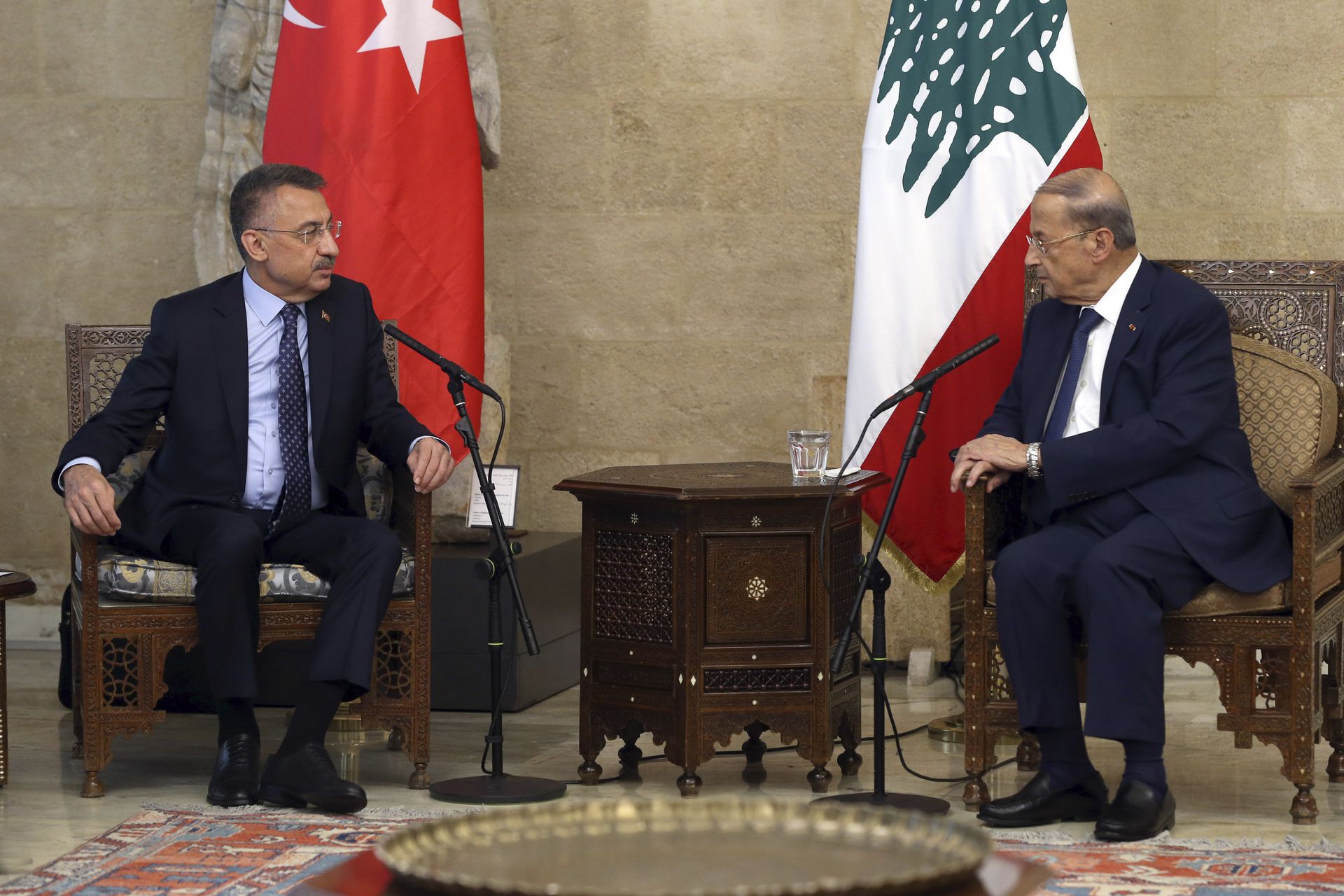 奥克塔伊（左）是埃尔多安亲自任命的土耳其第一任副总统，这位前副总理时常在合适的场合宣传土耳其的政策。图为奥克塔伊在黎巴嫩港口爆炸后前往慰问。（美联社）