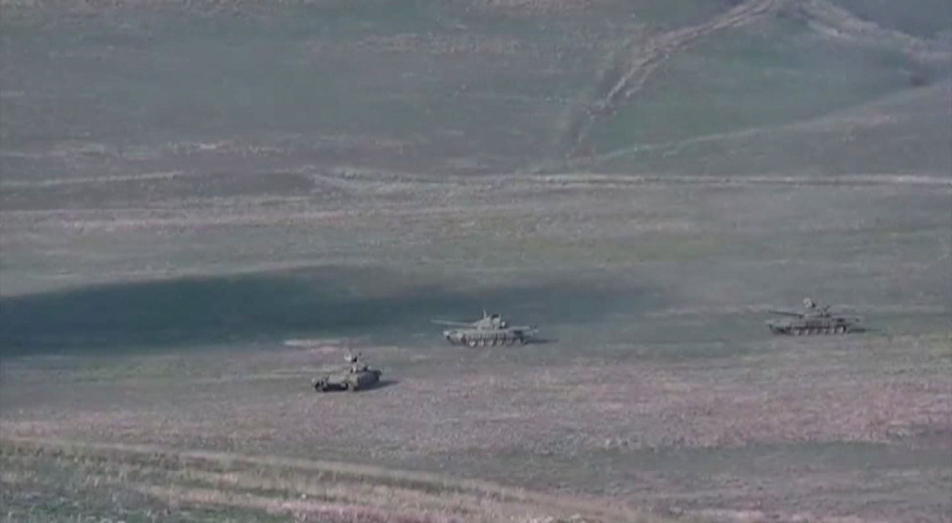 2020年9月27日，亚美尼亚武装力量在纳卡地区出动坦克进行战斗。（Reuters）