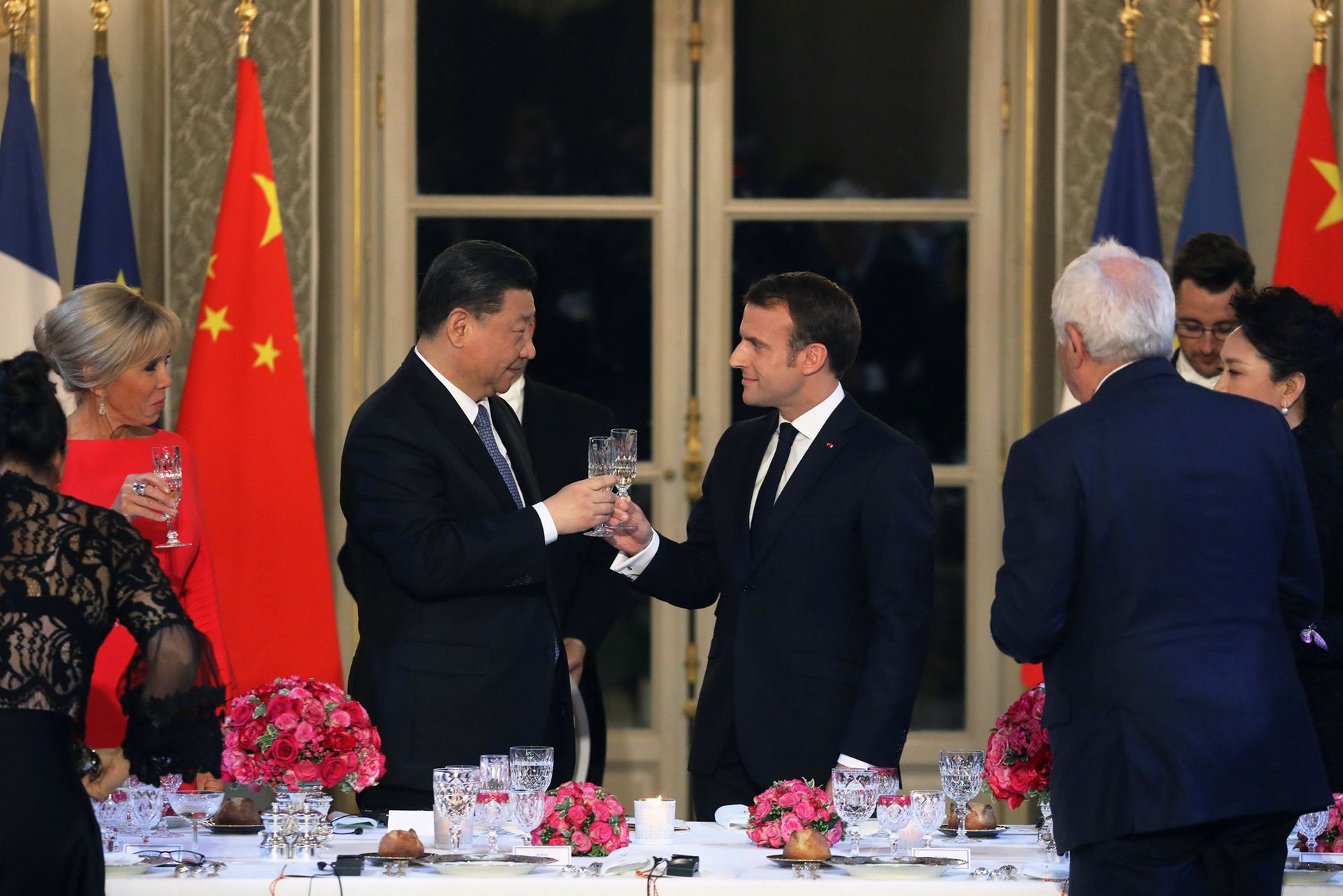 2019年3月25日，在法国巴黎爱丽舍宫举行的国宴上，法国总统马克龙和中国国家主席习近平举杯祝酒。（Reuters）