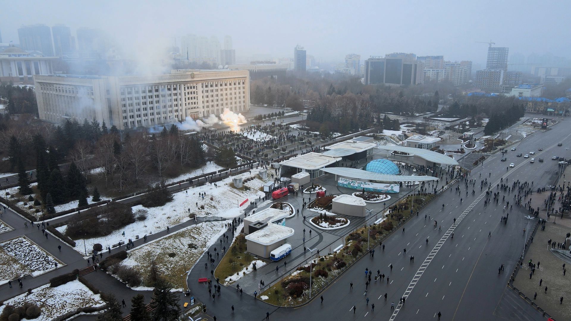 2022年1月5日，哈萨克斯坦阿拉木图爆发抗议活动，市政厅大楼冒出浓烟。 （AP）